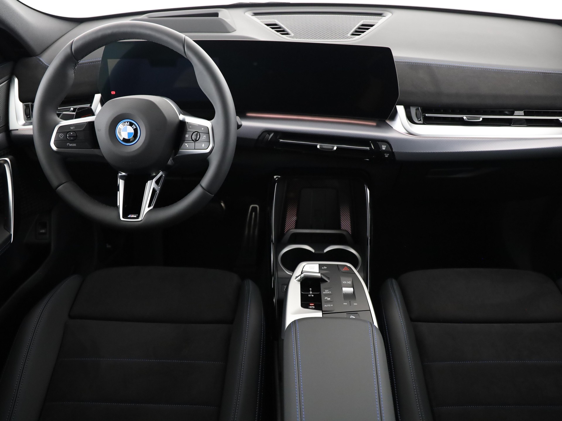 BMW iX2 30 xDrive-image-18