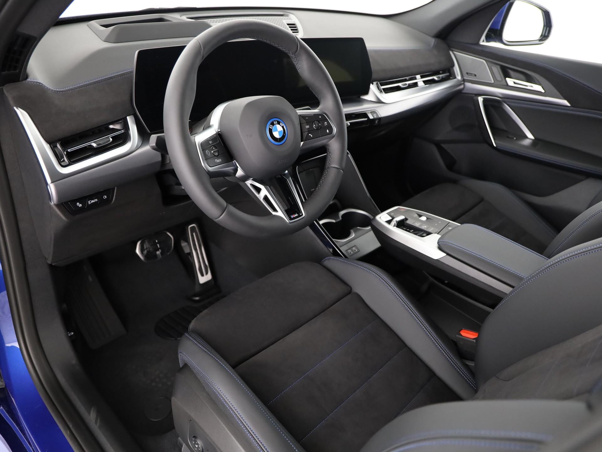 BMW iX2 30 xDrive-image-14