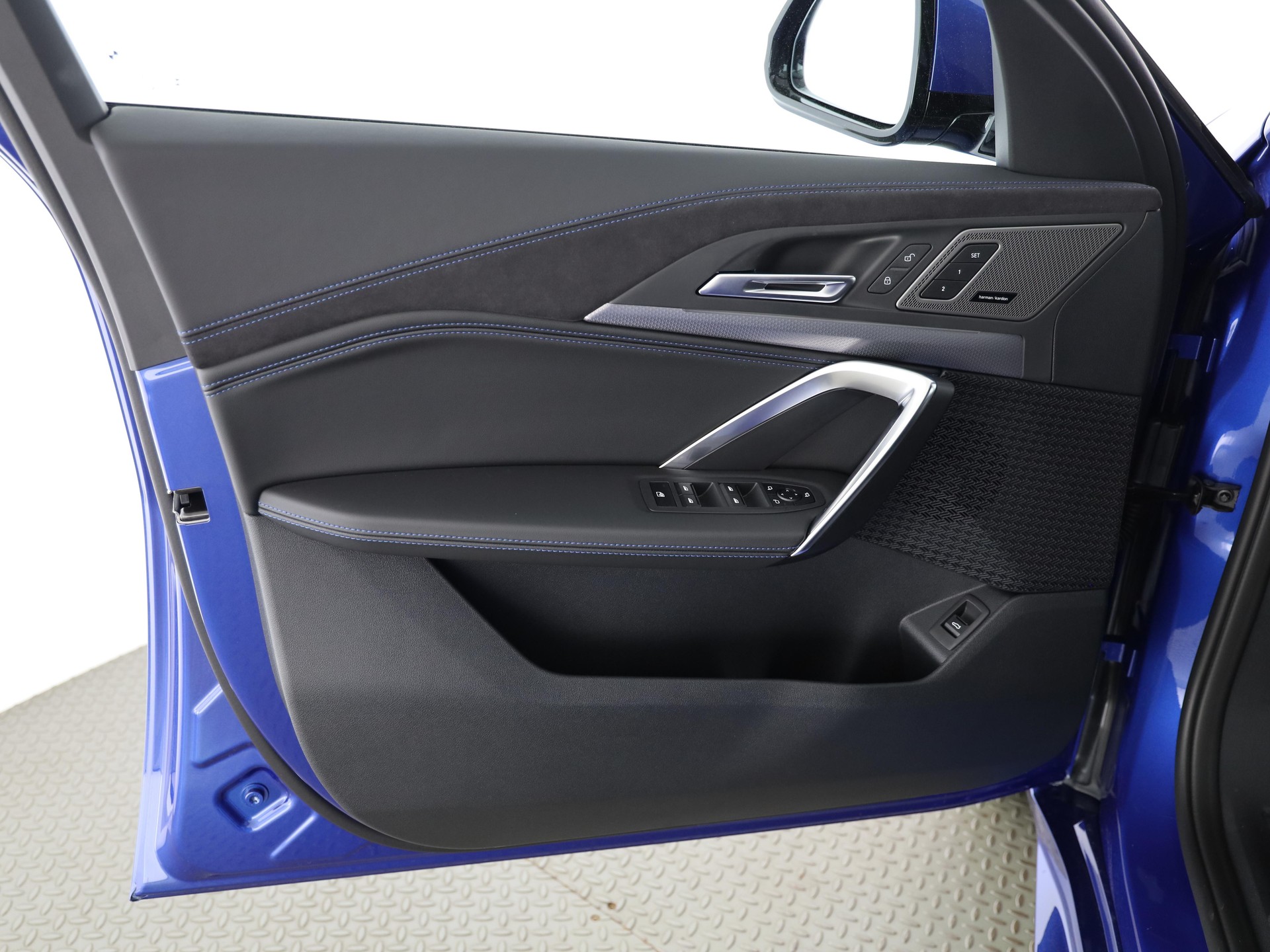 BMW iX2 30 xDrive-image-11