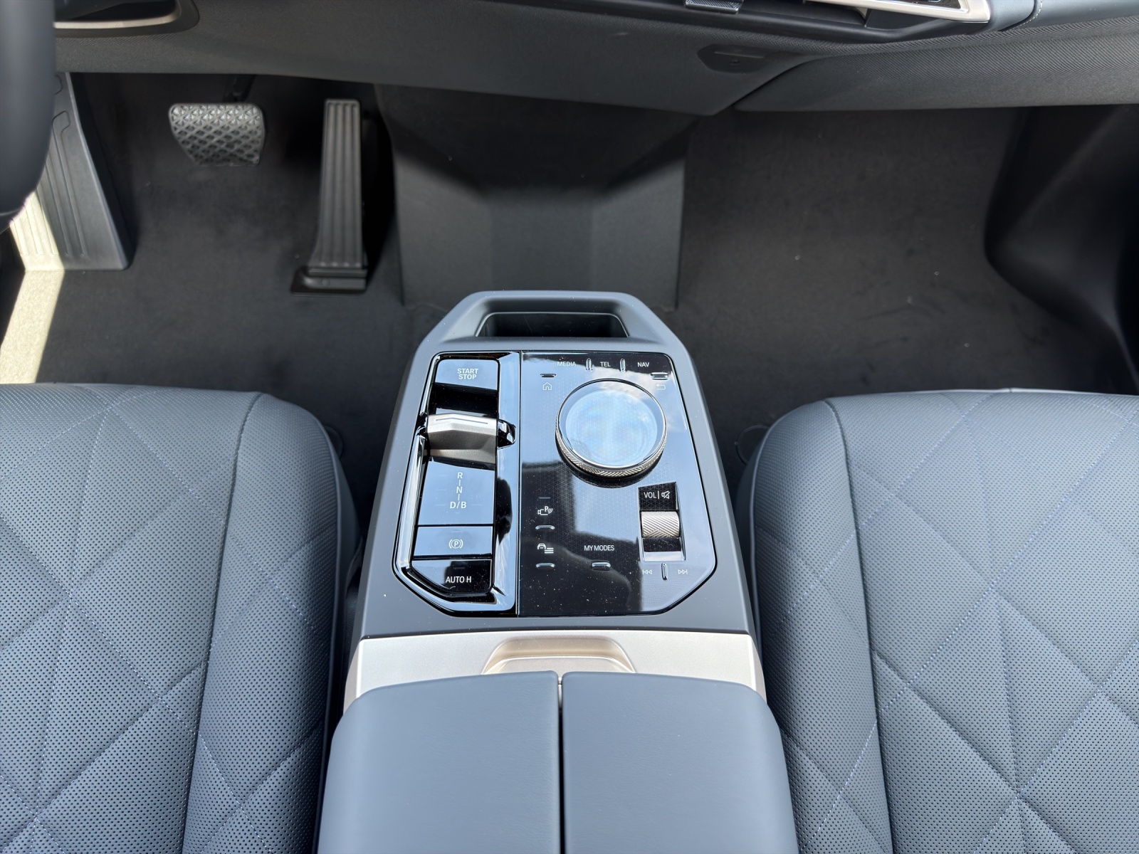 BMW iX xDrive60-image-13