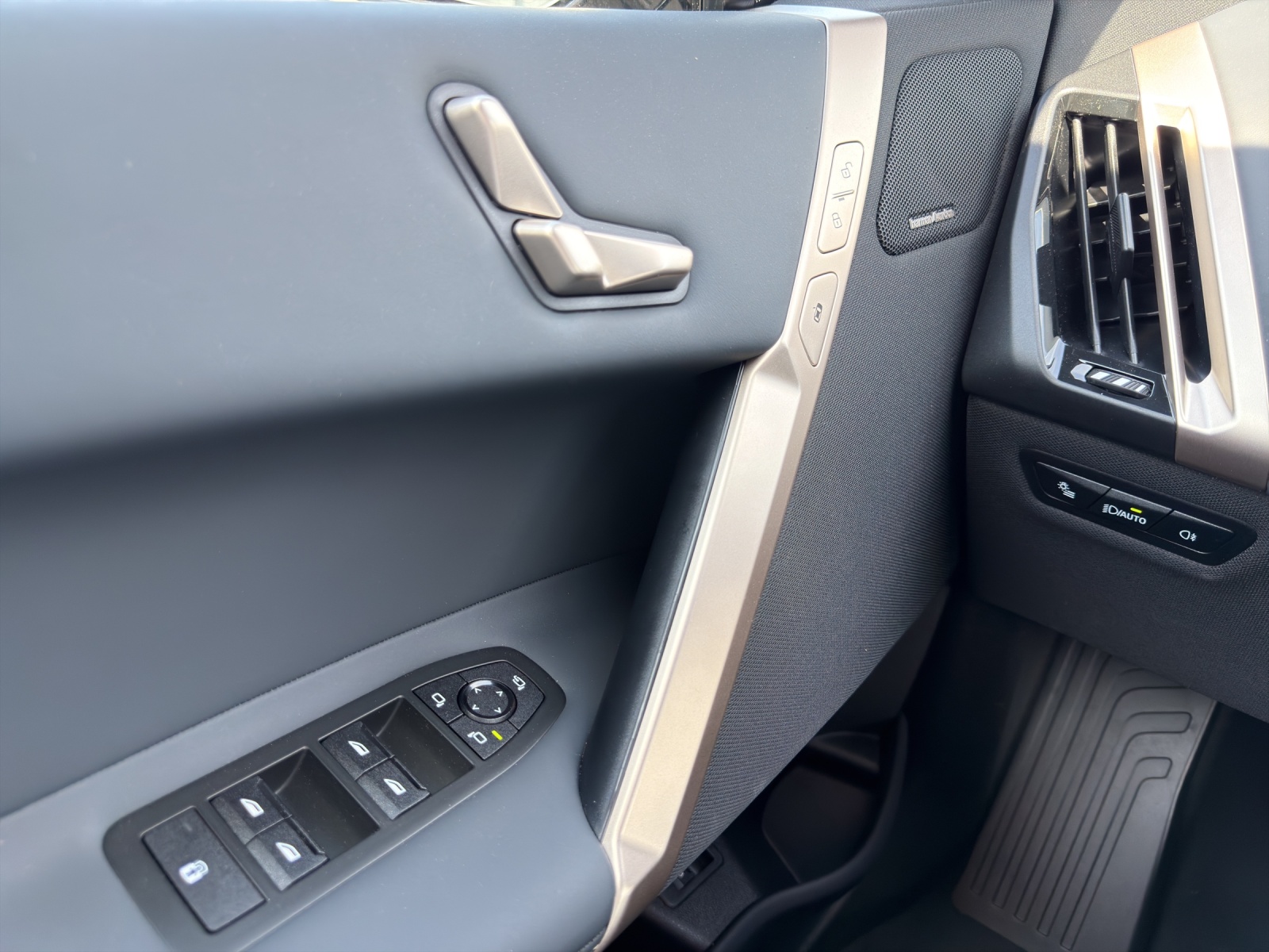 BMW iX xDrive60-image-19