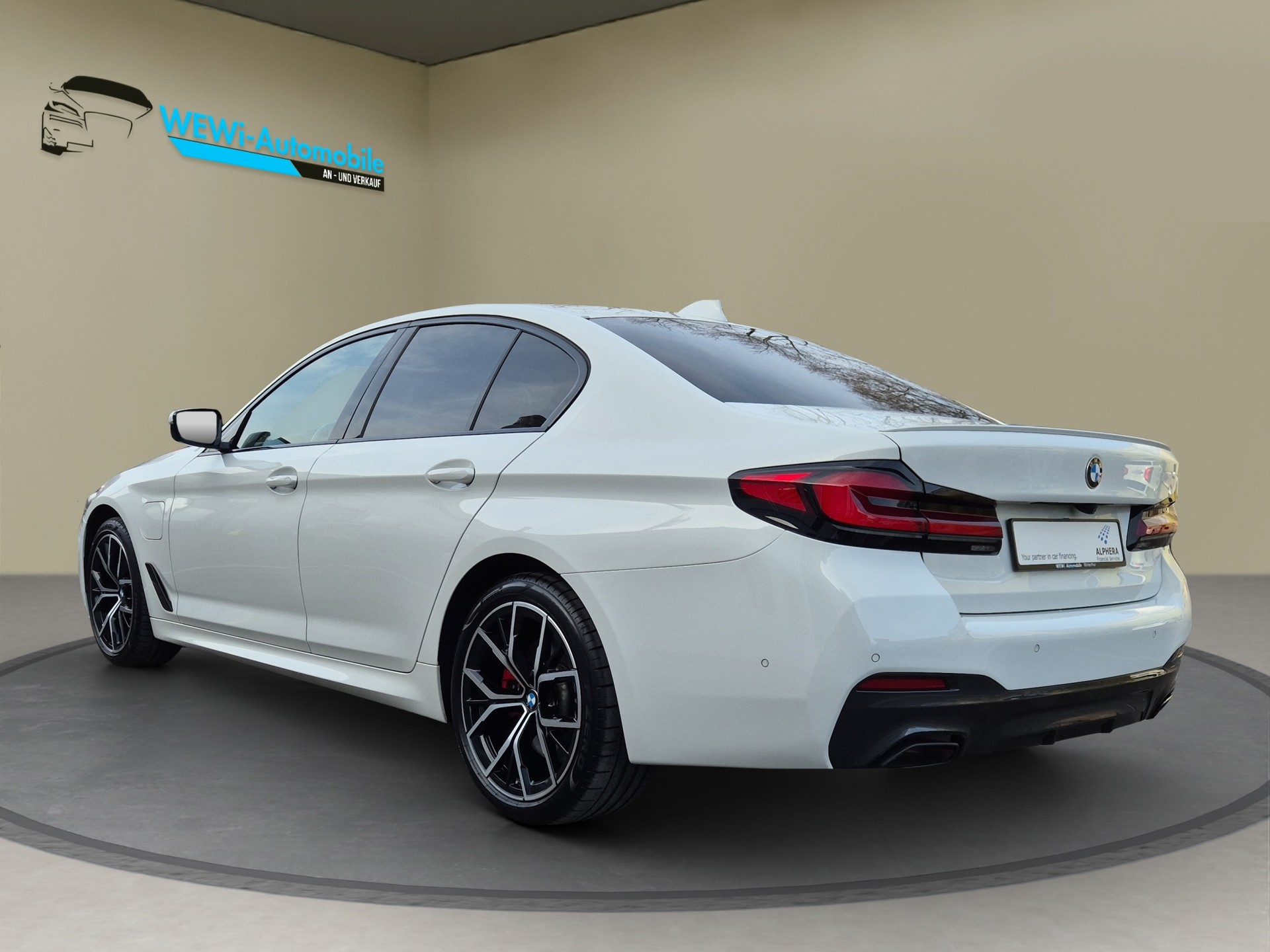 BMW 545e xDrive Pure M Sport Steptronic-image-4