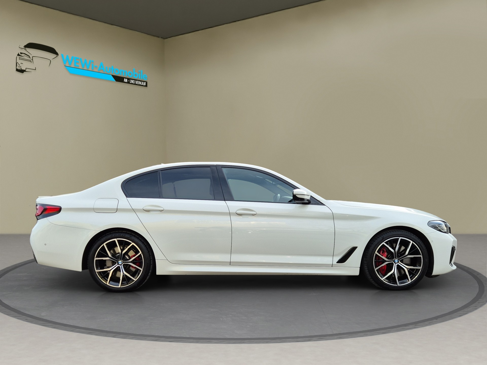 BMW 545e xDrive Pure M Sport Steptronic-image-7
