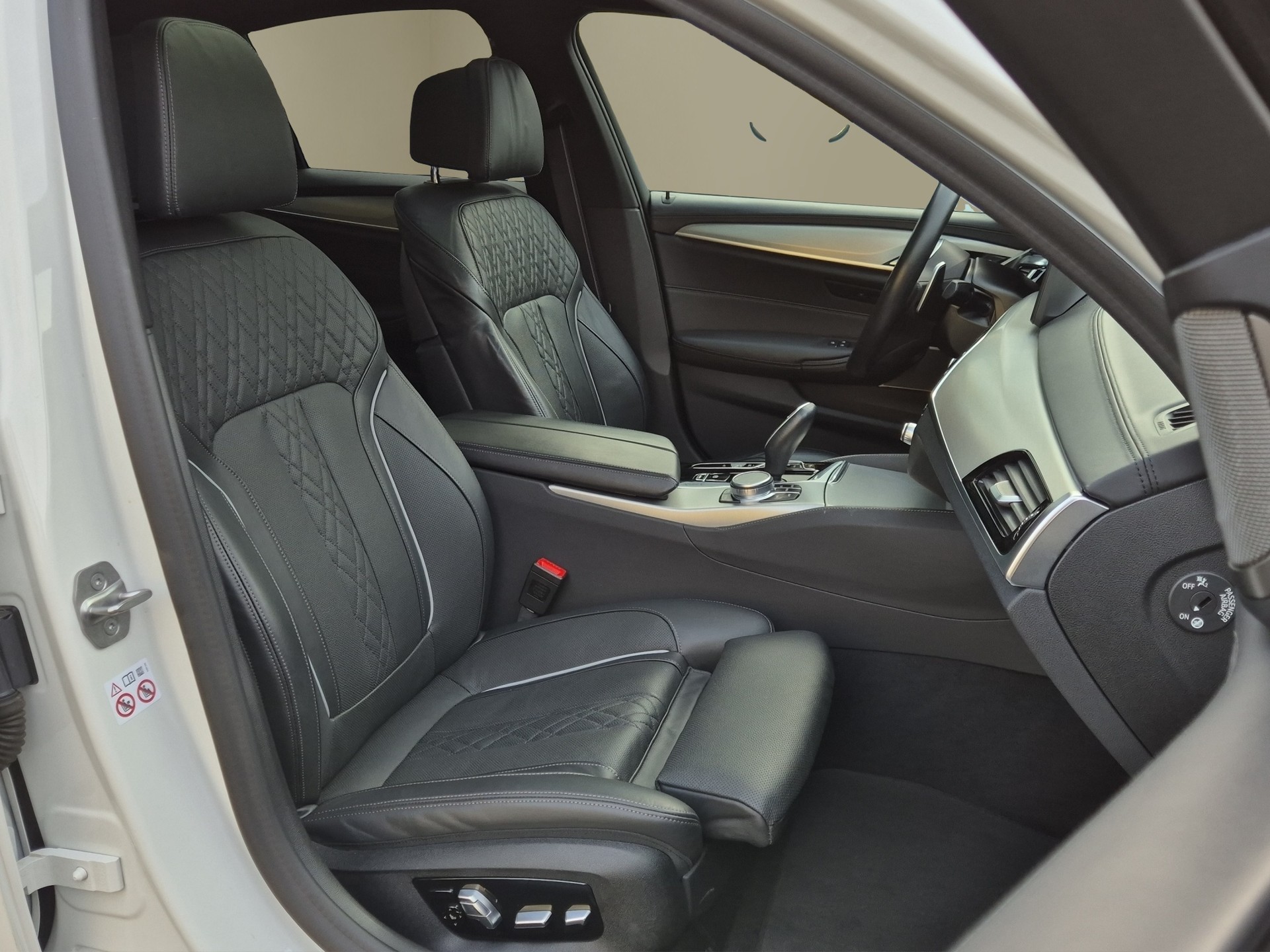 BMW 545e xDrive Pure M Sport Steptronic-image-15