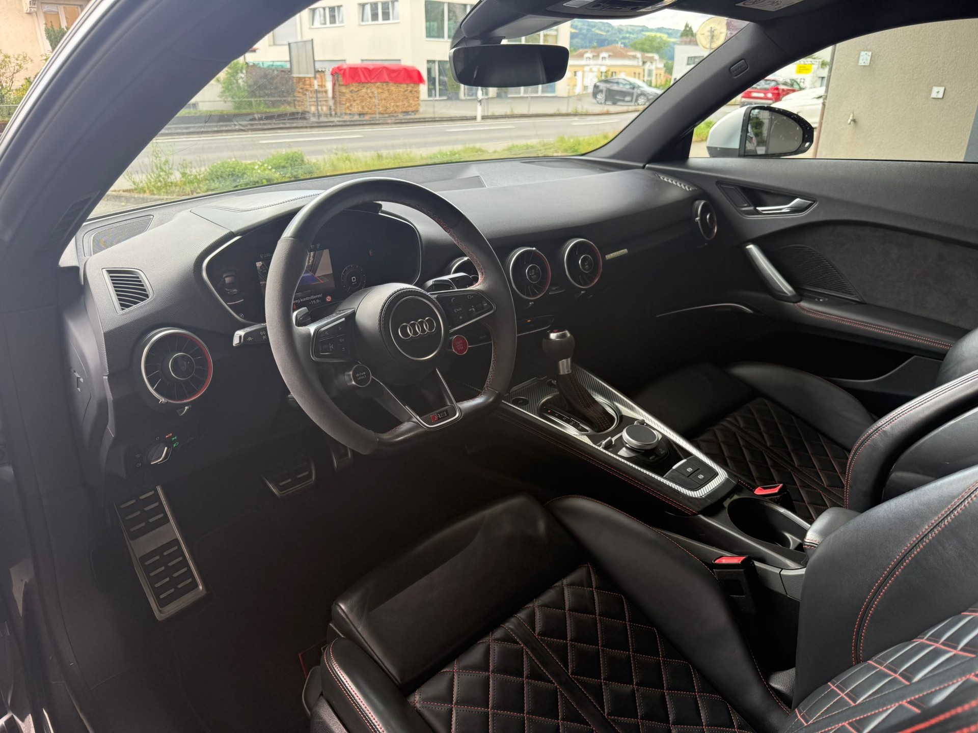 AUDI TT RS Coupé *Bang & Olufsen* *Rückfahrkamera* *CH-Fahrzeug* 2.5 TFSI quattro S-tronic-image-7