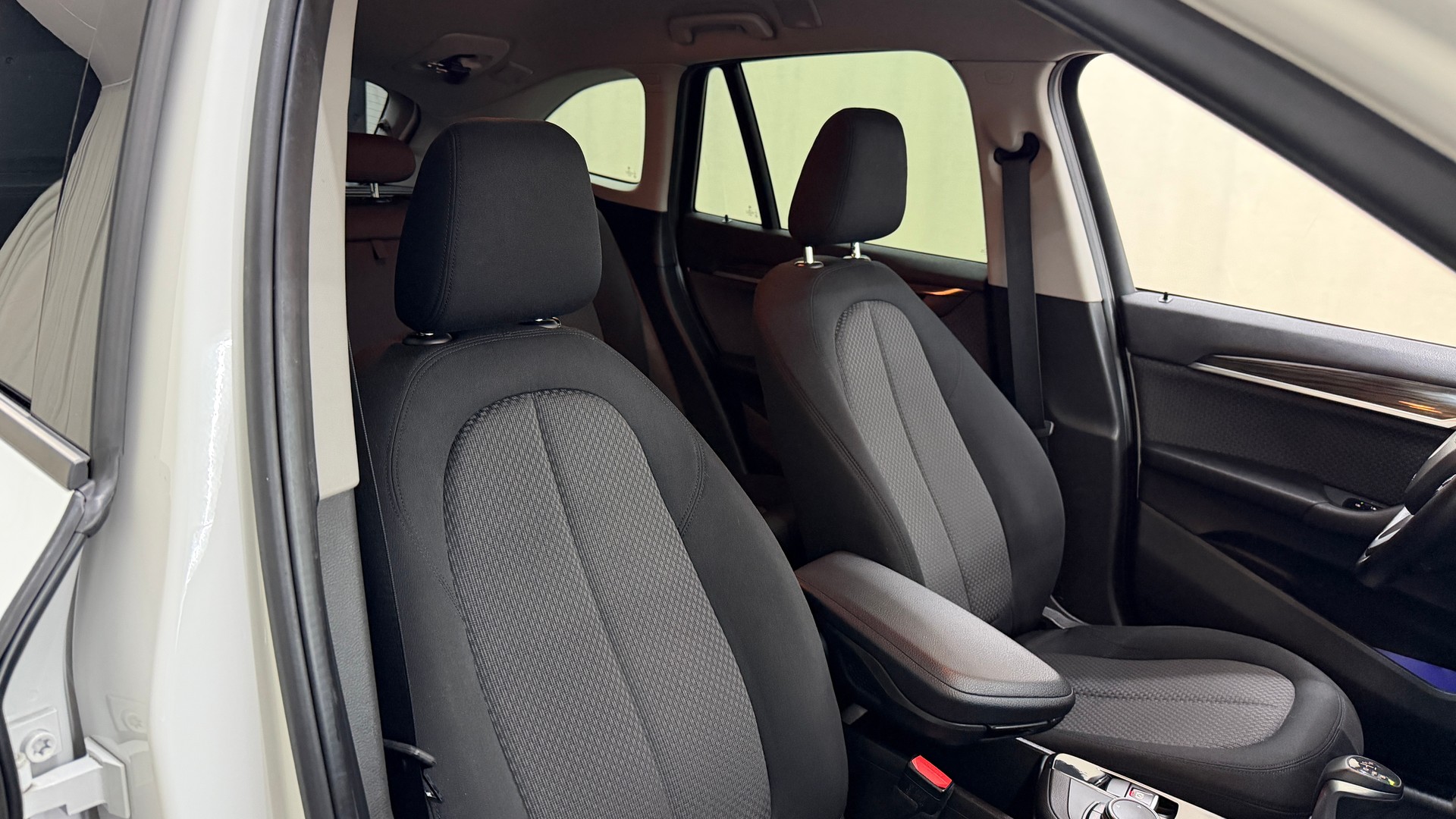 BMW X1 xDrive 20i Steptronic-image-12