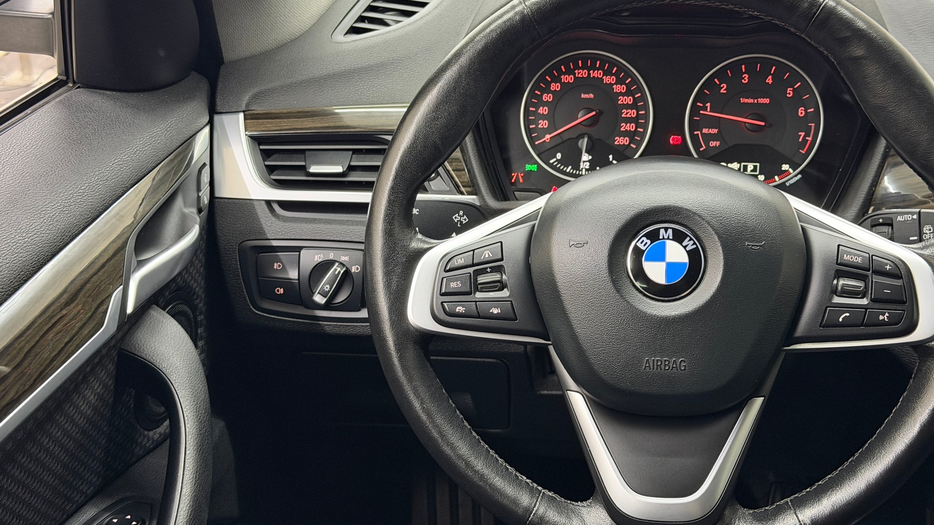 BMW X1 xDrive 20i Steptronic-image-11