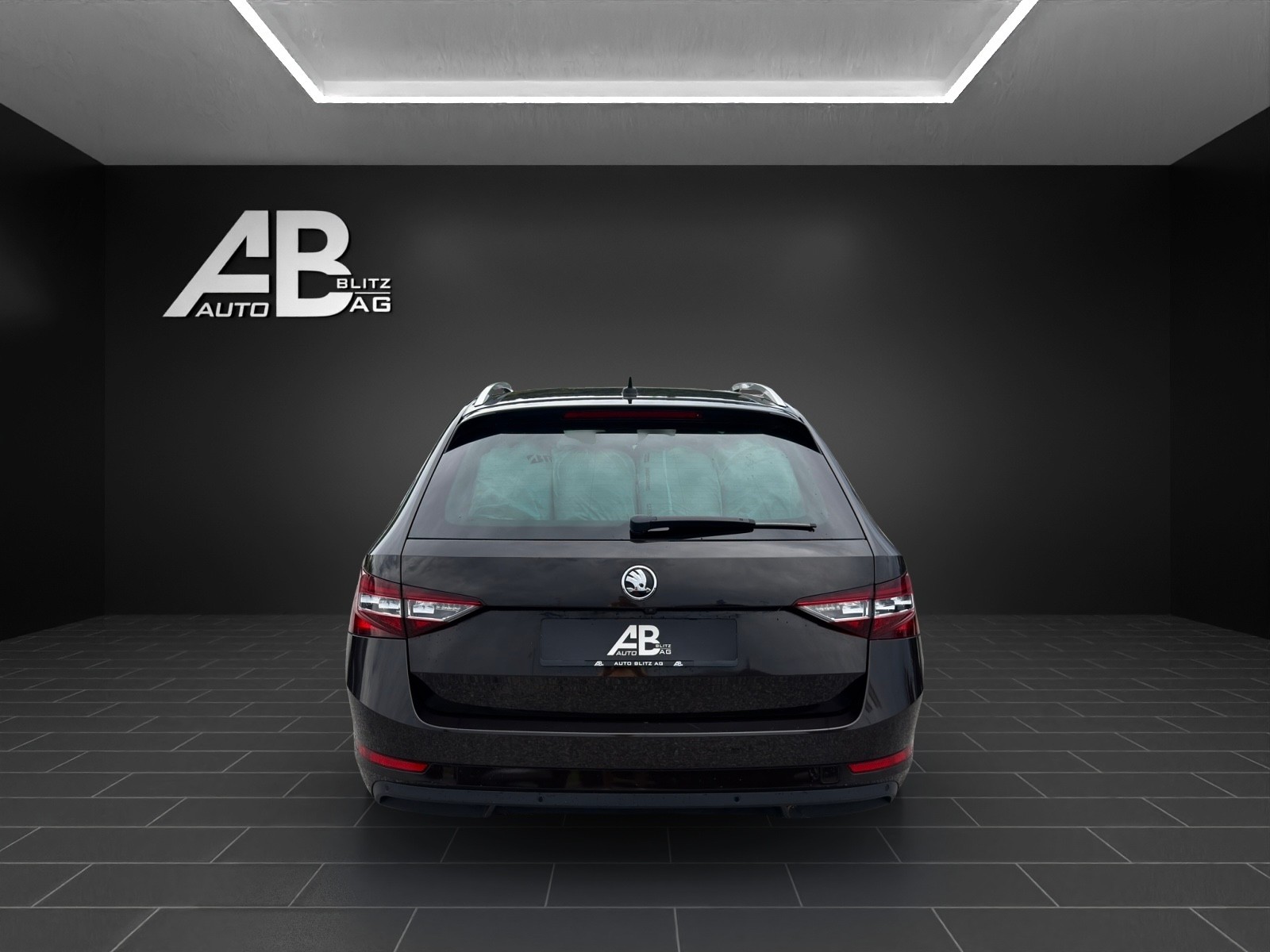 SKODA Superb Combi 2.0 TDi Style 4x4 DSG mit 190 PS-image-3