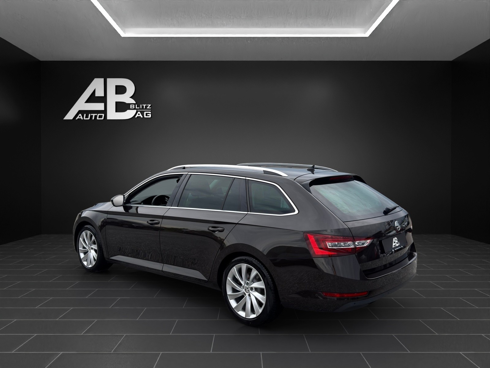 SKODA Superb Combi 2.0 TDi Style 4x4 DSG mit 190 PS-image-2