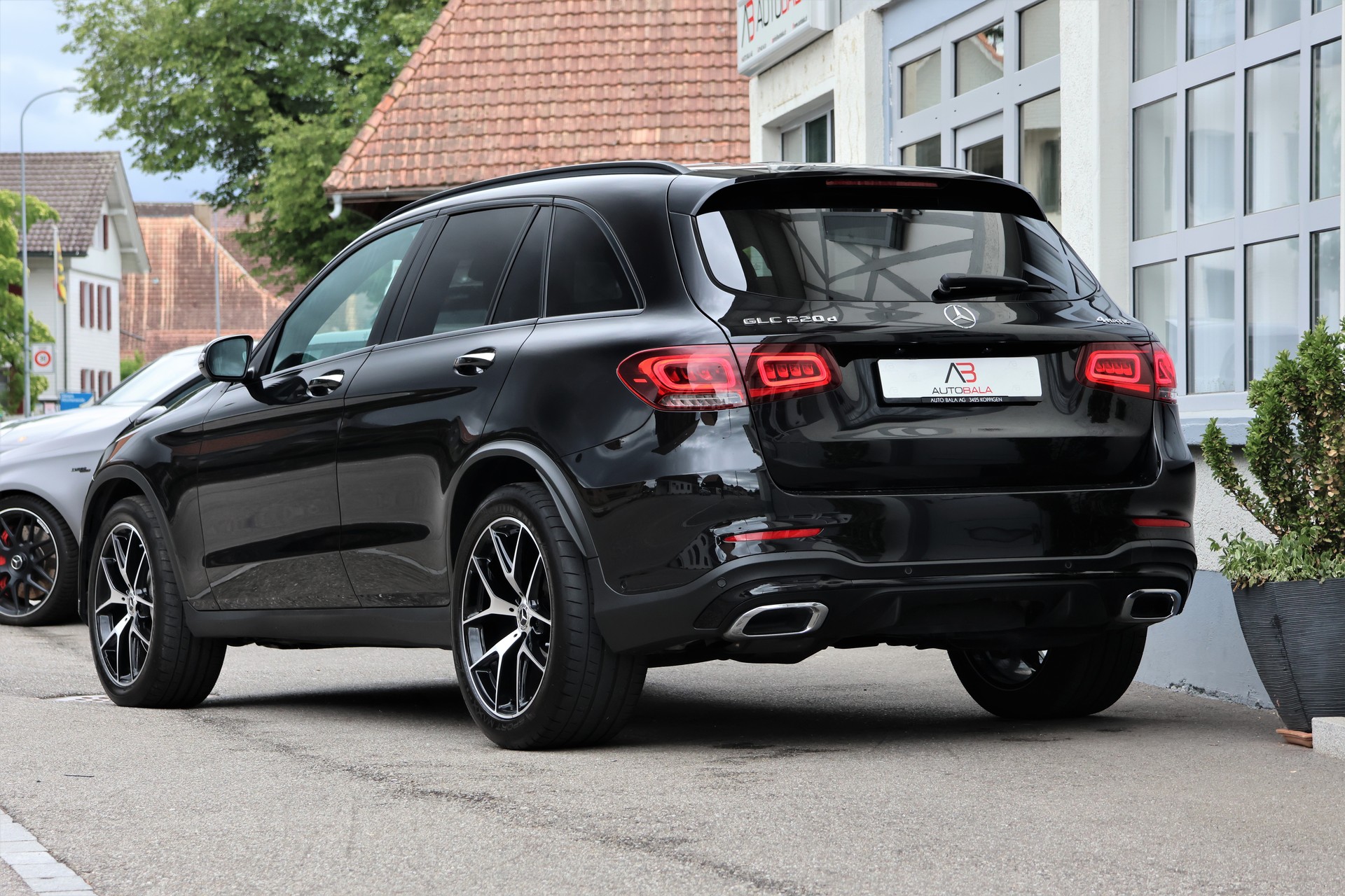 MERCEDES-BENZ GLC 220 d AMG Line 4Matic 9G-Tronic (CH) + 2.5T AHK-image-2