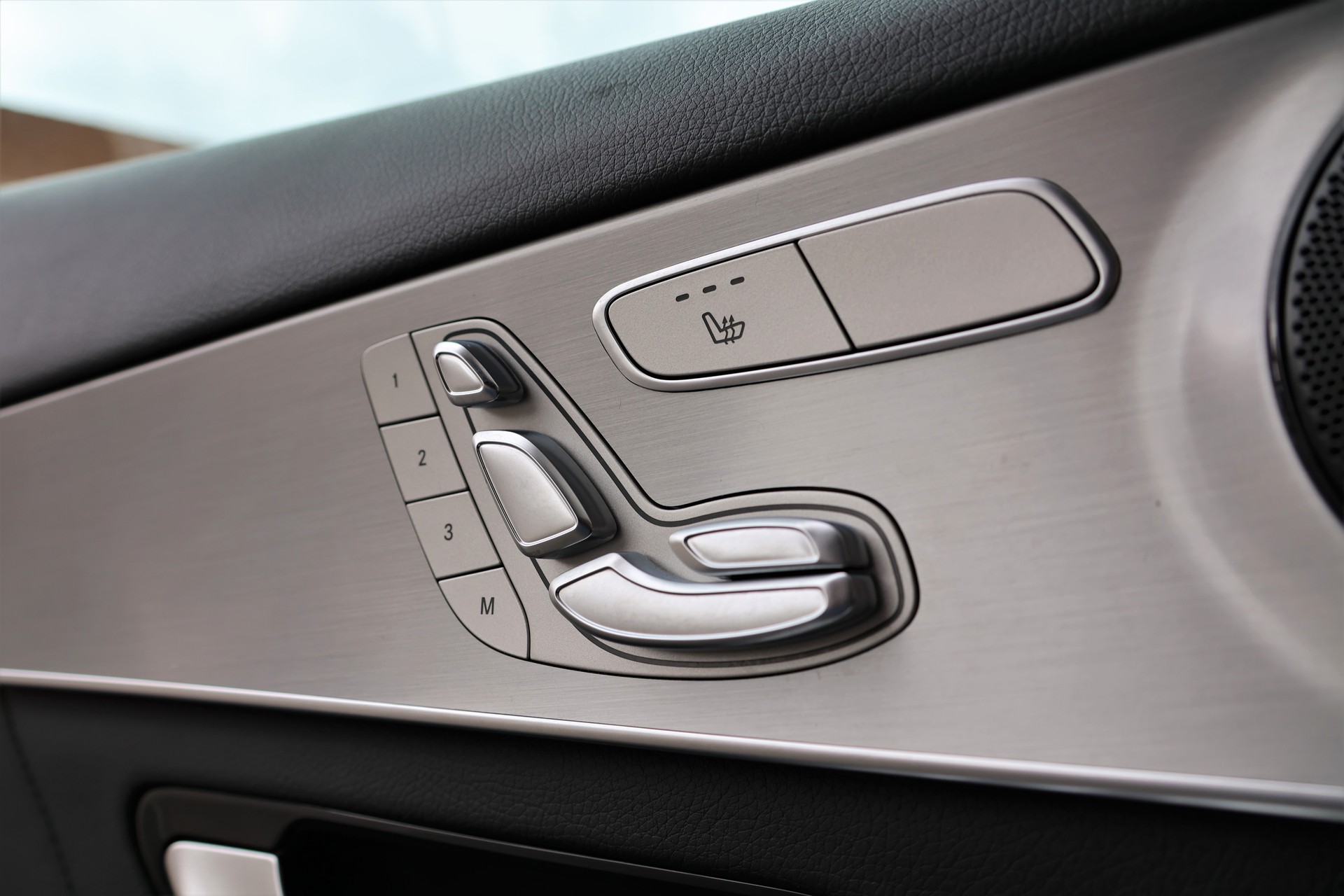 MERCEDES-BENZ GLC 220 d AMG Line 4Matic 9G-Tronic (CH) + 2.5T AHK-image-11