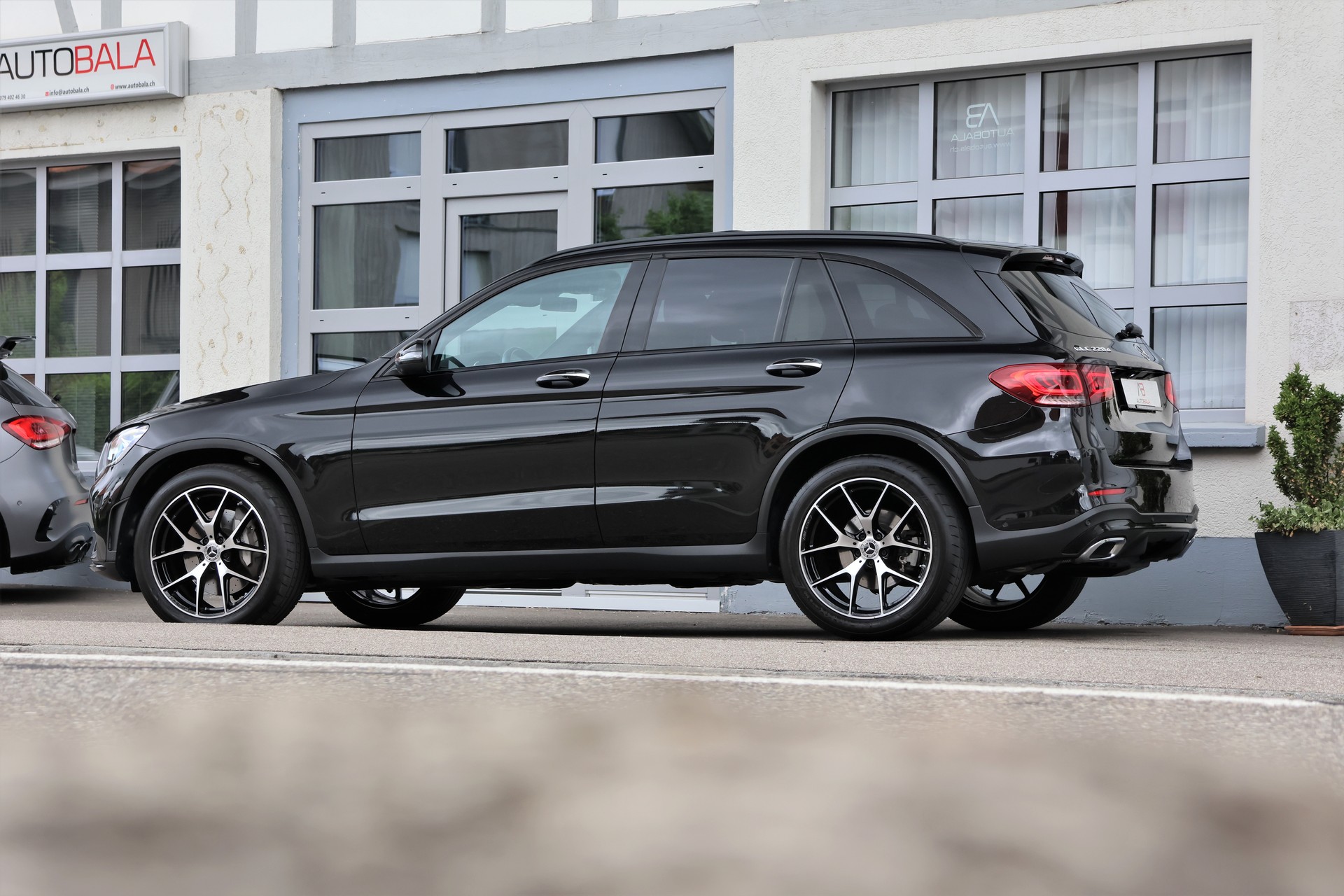 MERCEDES-BENZ GLC 220 d AMG Line 4Matic 9G-Tronic (CH) + 2.5T AHK-image-3