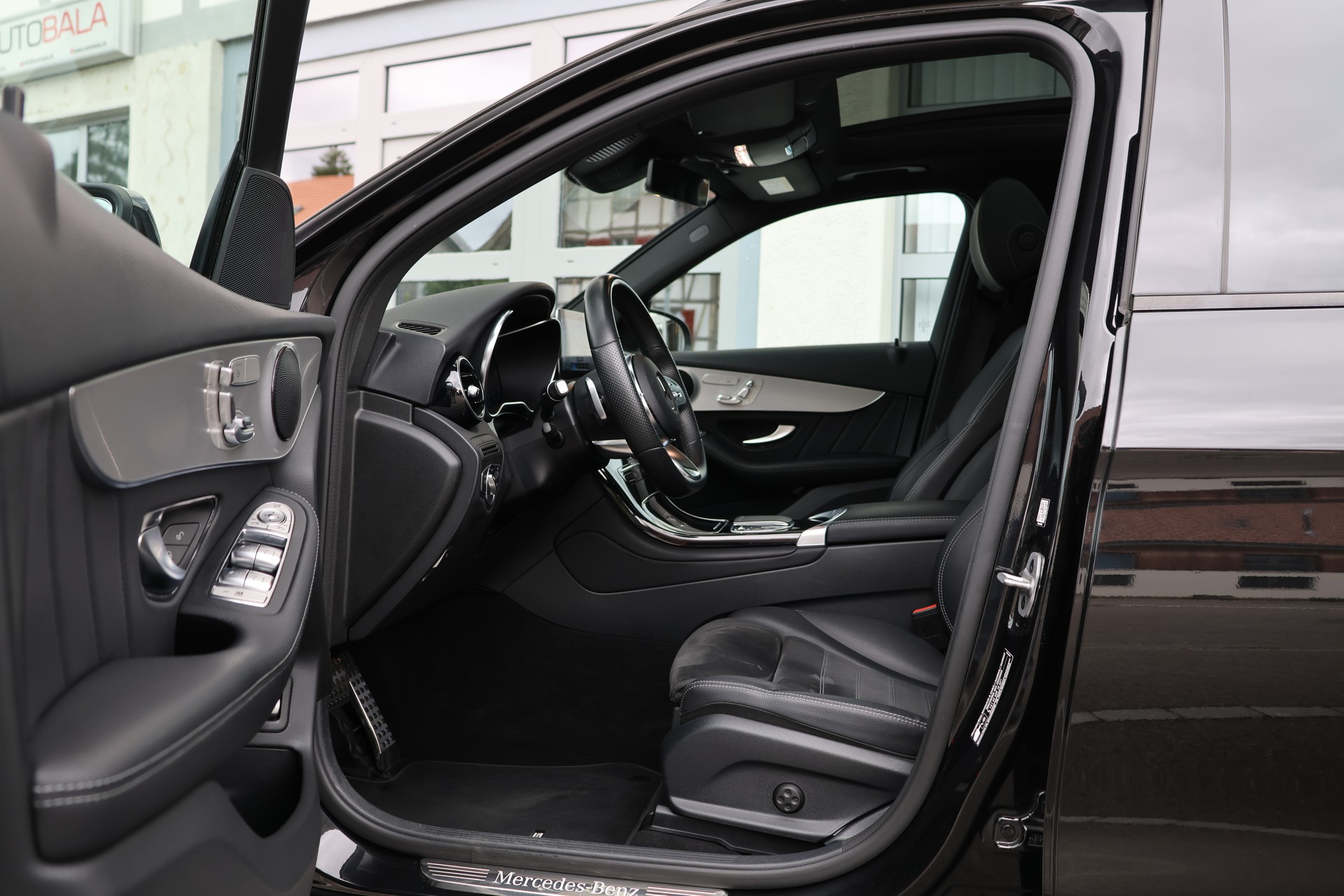 MERCEDES-BENZ GLC 220 d AMG Line 4Matic 9G-Tronic (CH) + 2.5T AHK-image-8