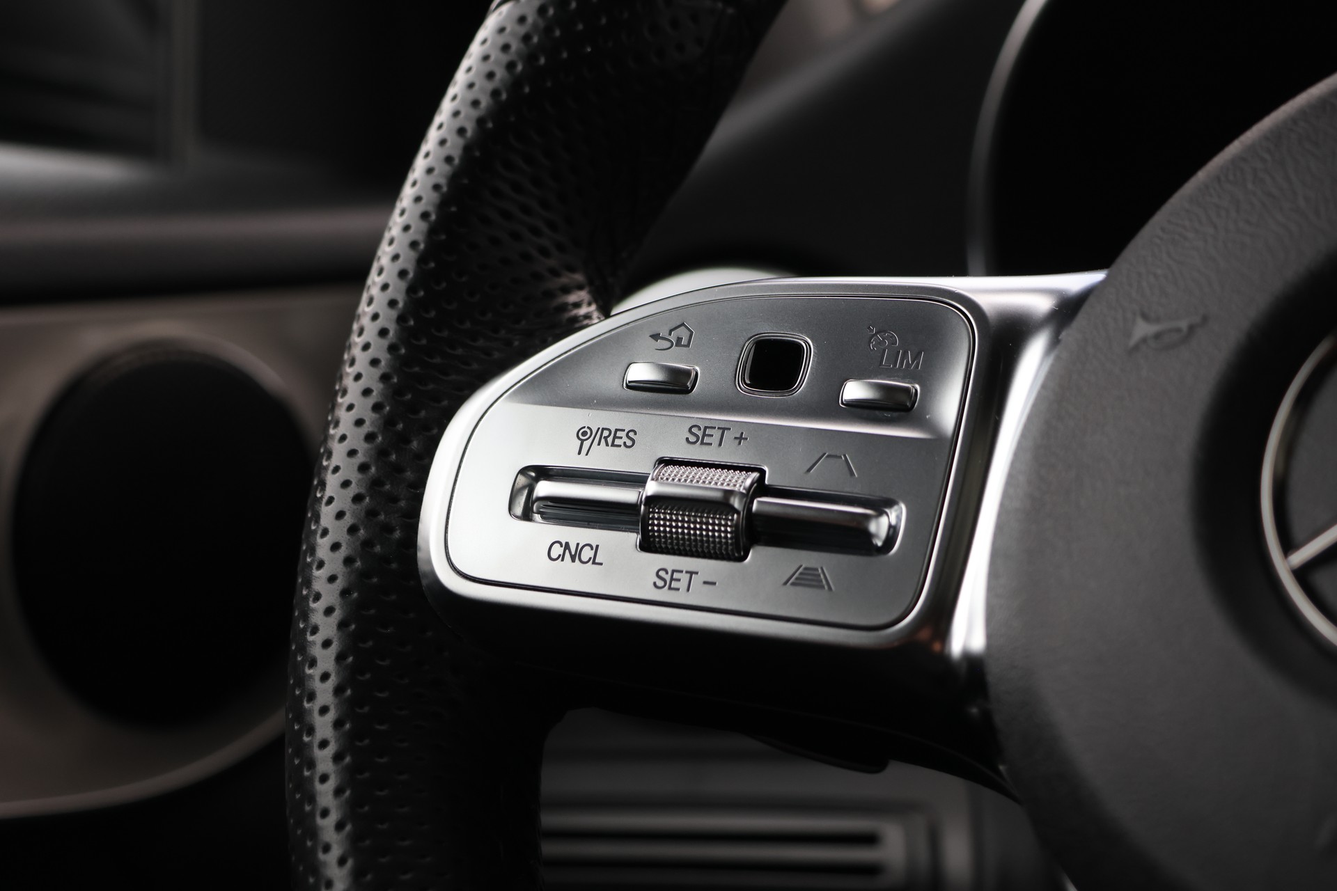 MERCEDES-BENZ GLC 220 d AMG Line 4Matic 9G-Tronic (CH) + 2.5T AHK-image-16