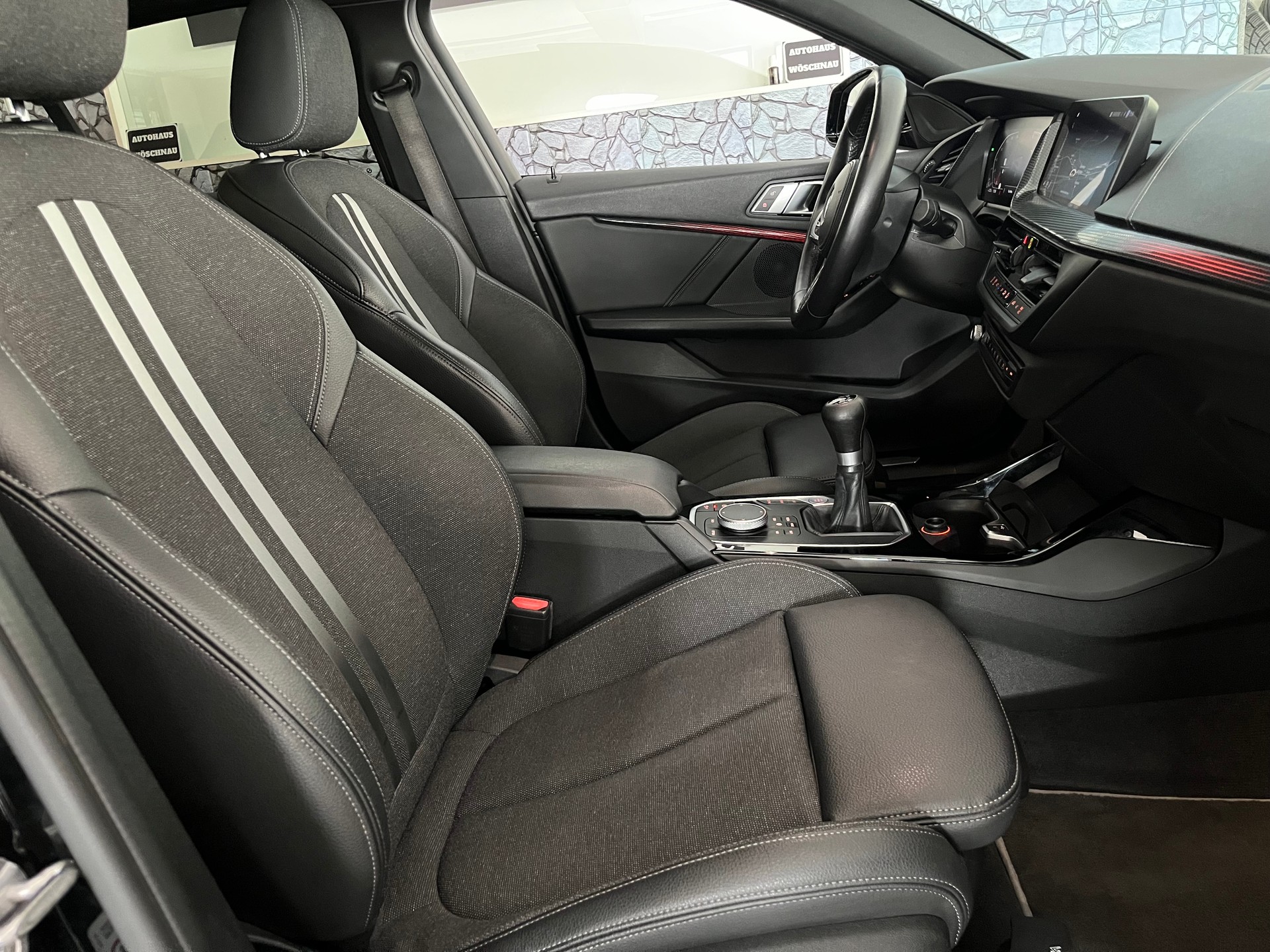 BMW 118d Sport Line-image-6