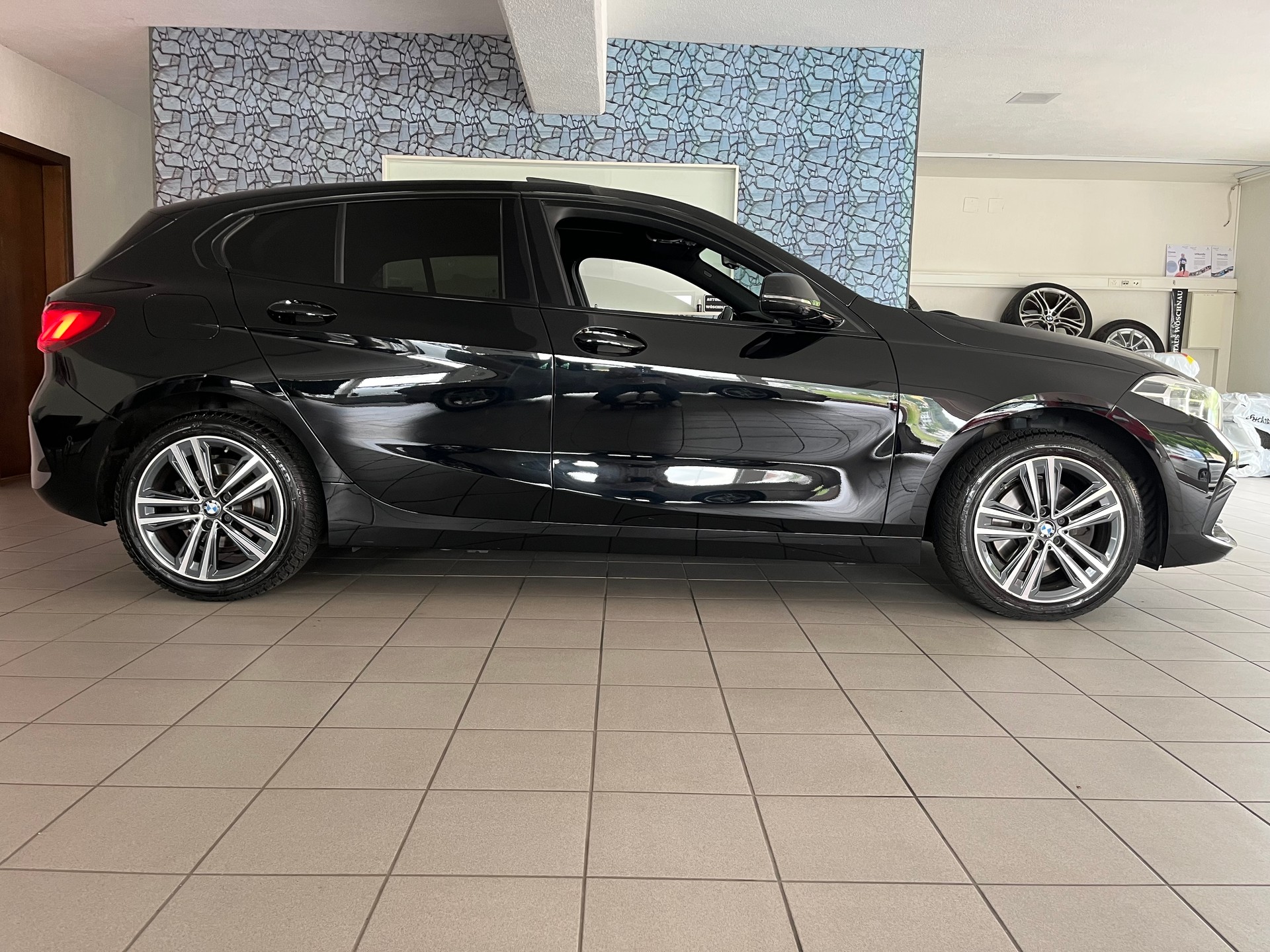 BMW 118d Sport Line-image-1