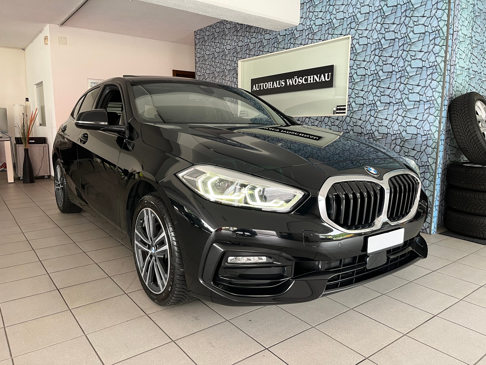 BMW 118d Sport Line-image-0