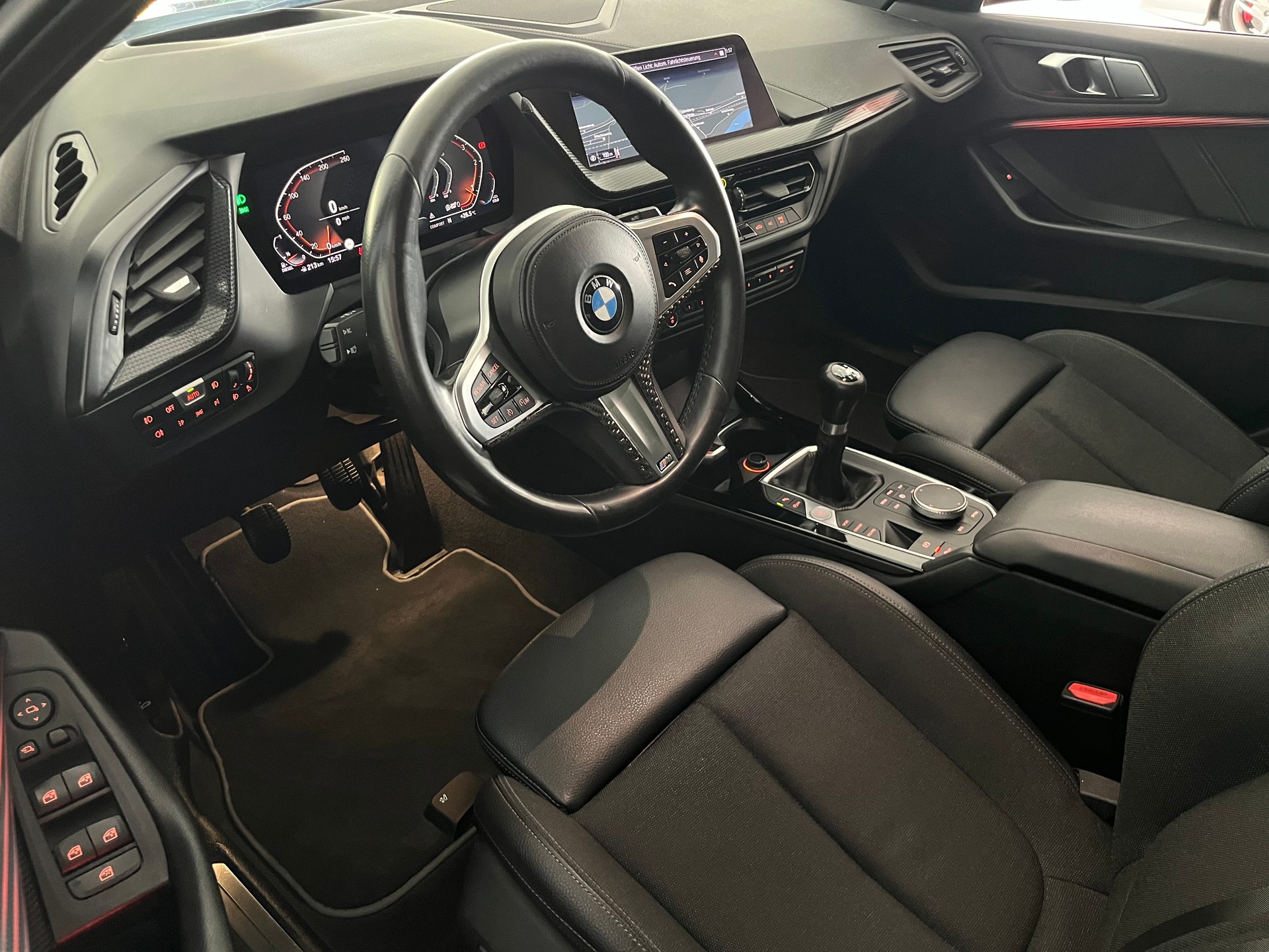 BMW 118d Sport Line-image-7
