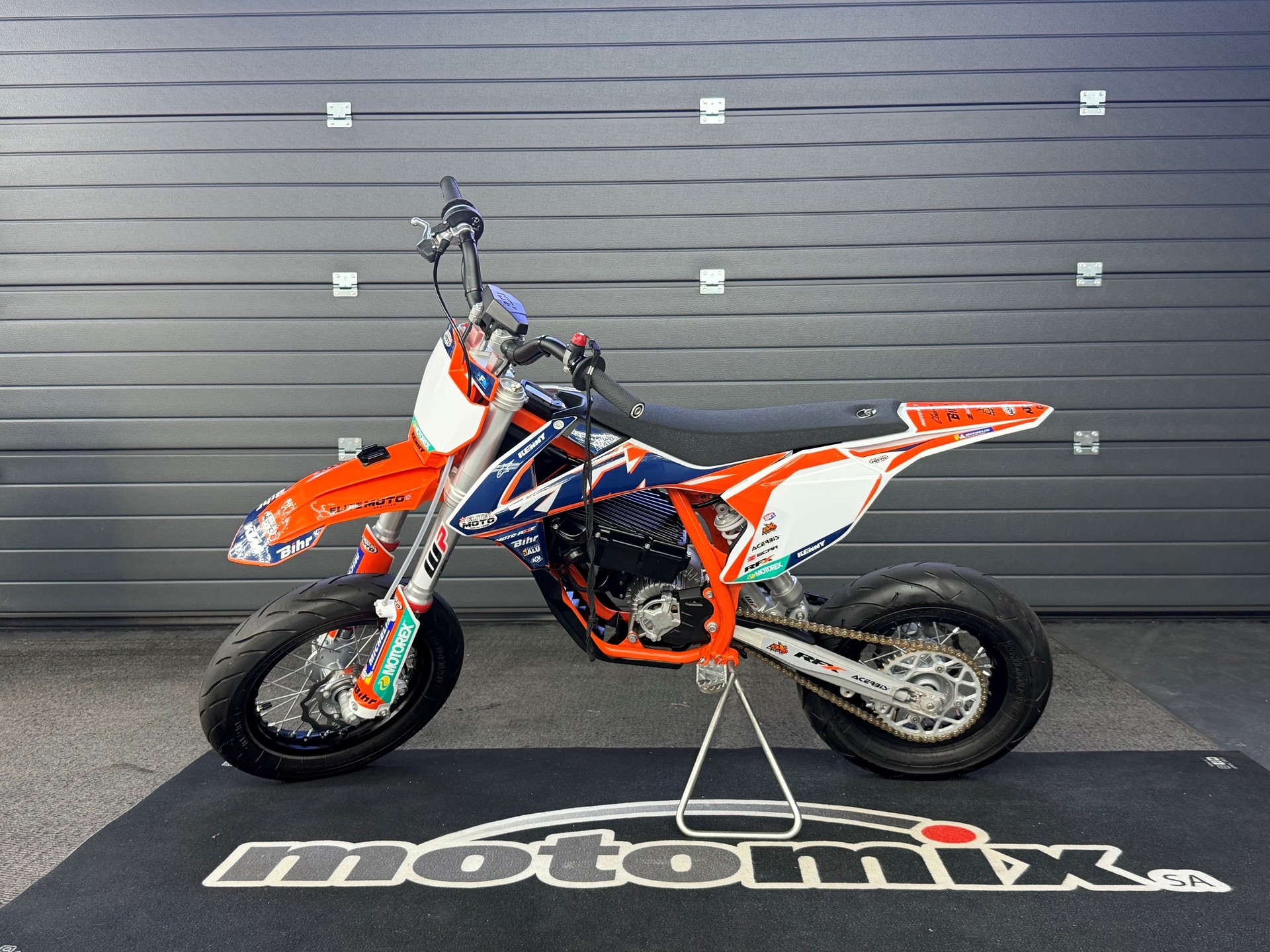 KTM SX-E5-showroom-element-3