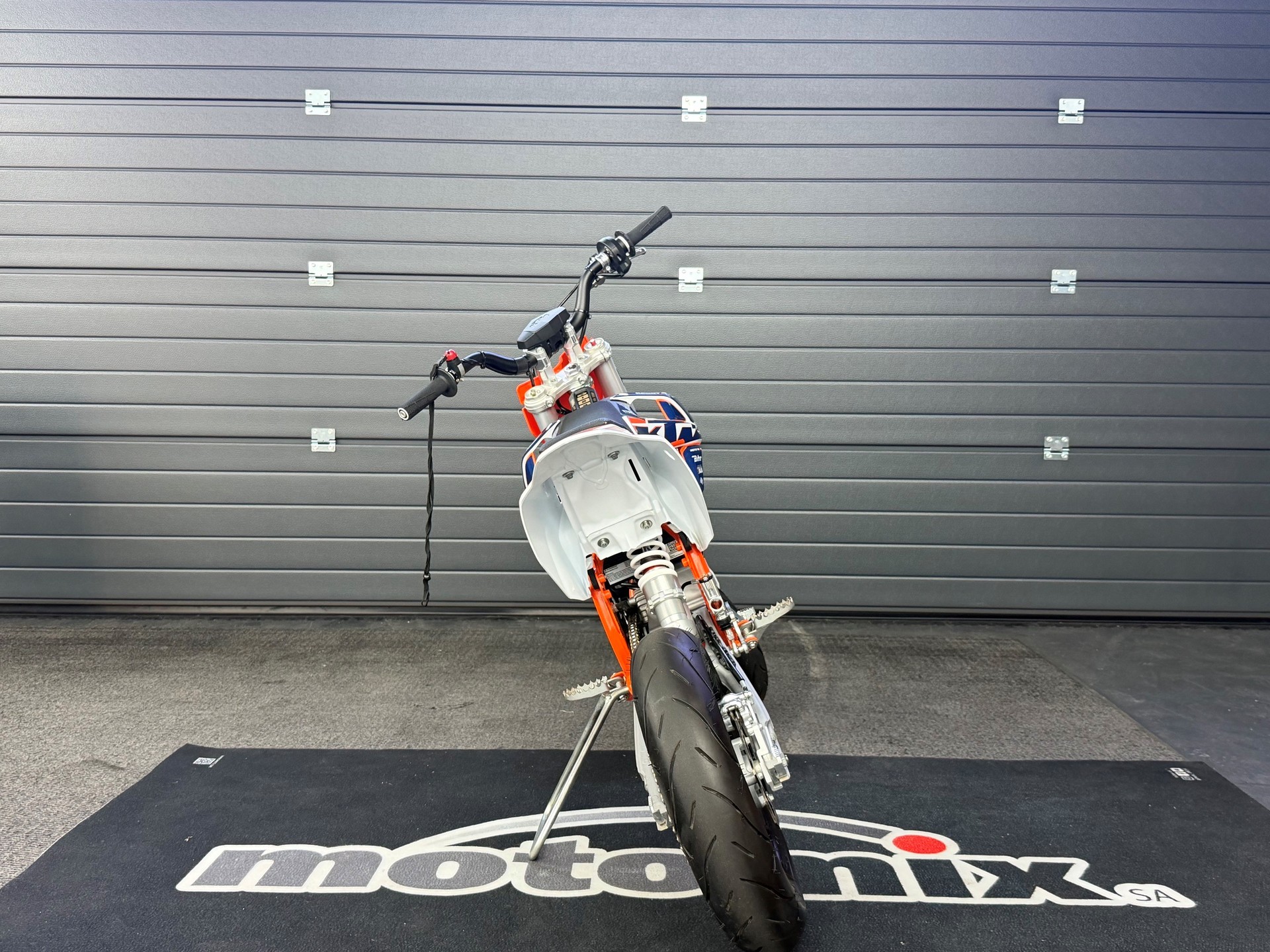 KTM SX-E5-showroom-element-2