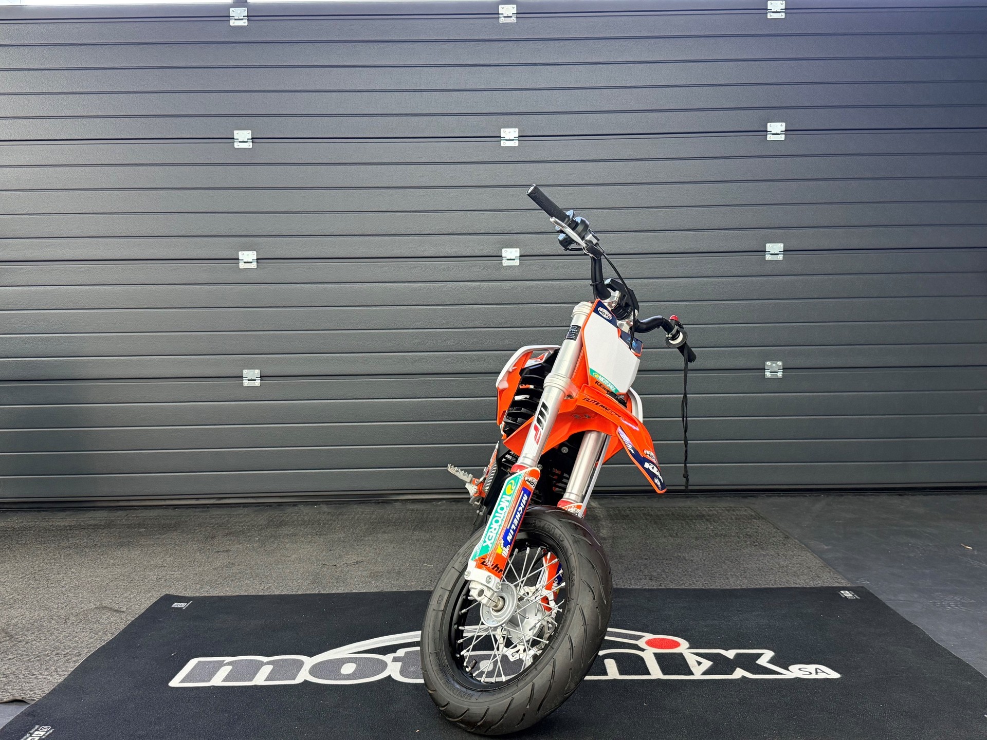 KTM SX-E5-showroom-element-1