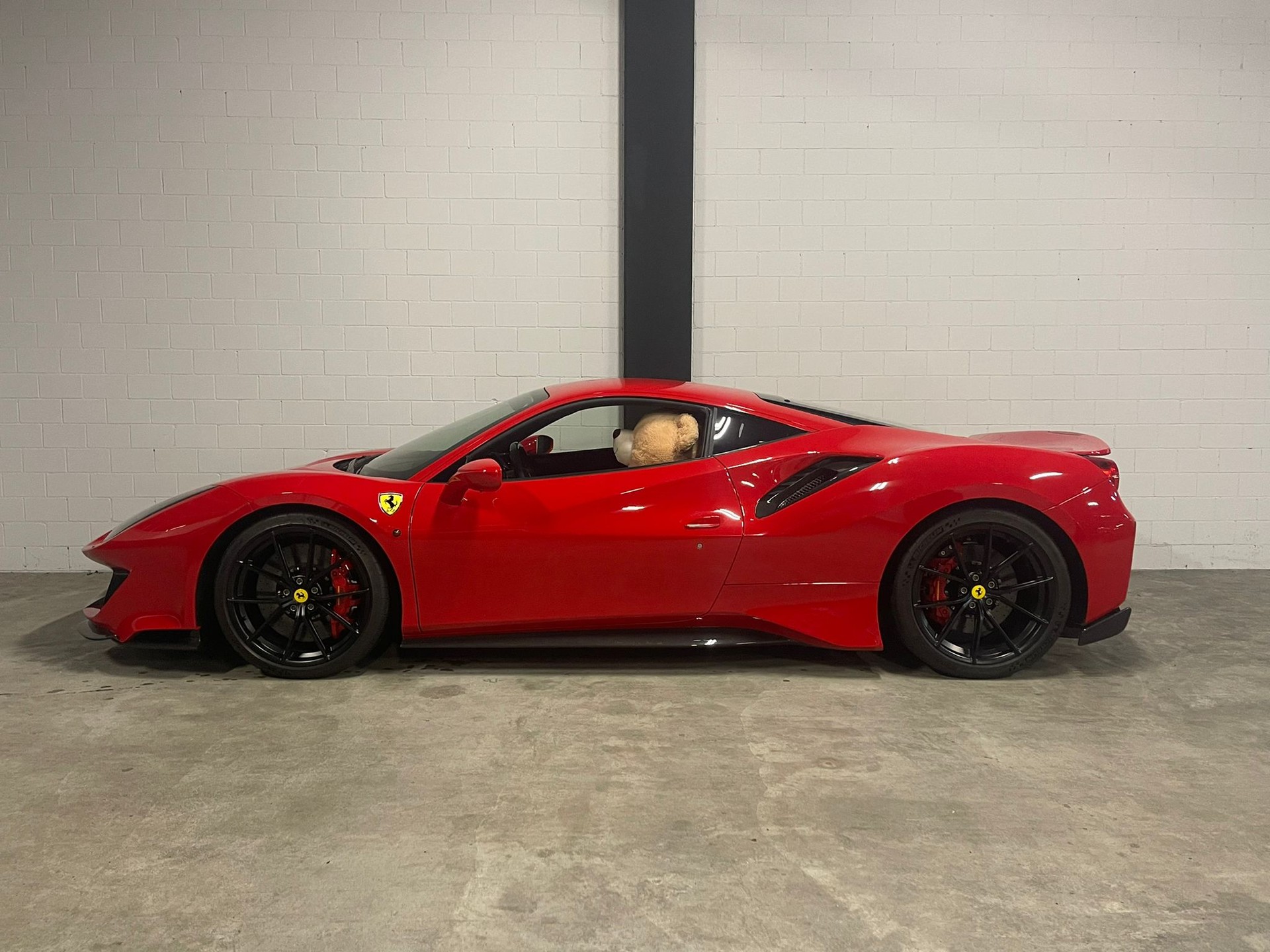 FERRARI 488 Pista 3.9 V8-image-0