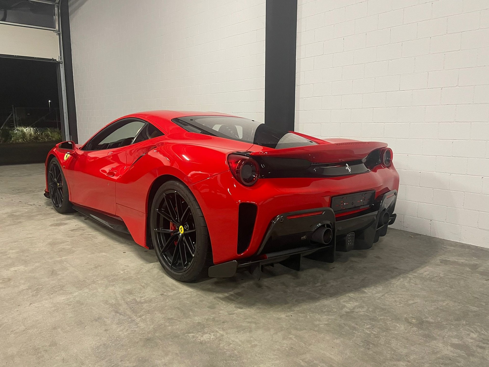 FERRARI 488 Pista 3.9 V8-image-3