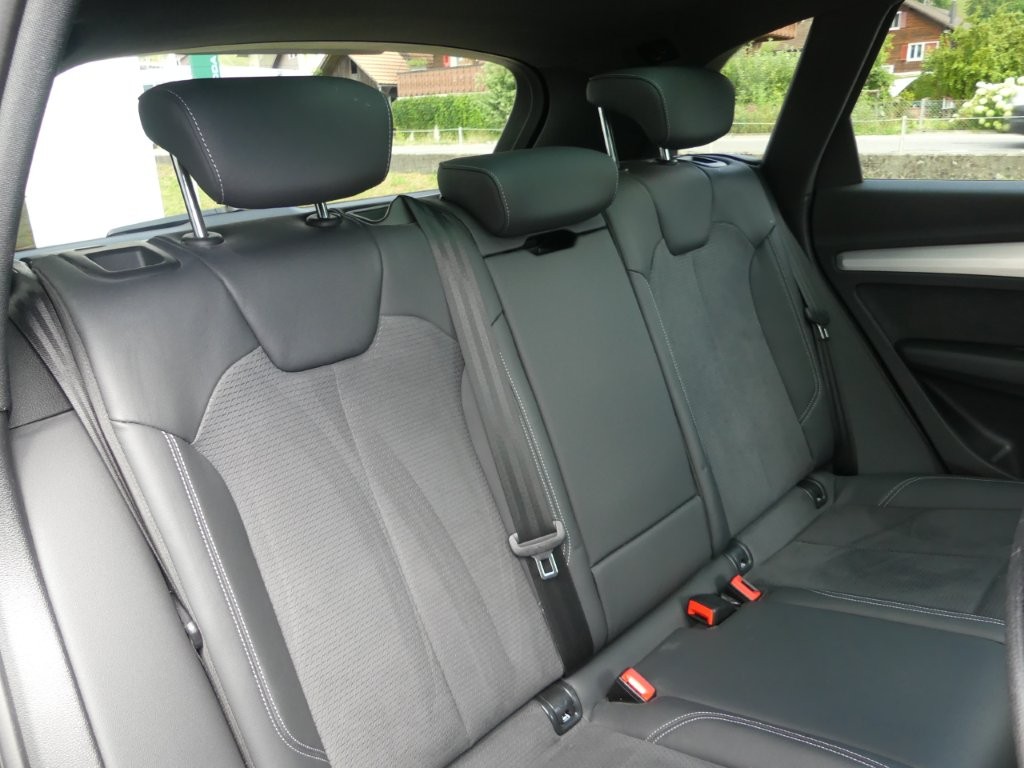 AUDI Q5 40 TDI Black Edition quattro S-tronic-image-12