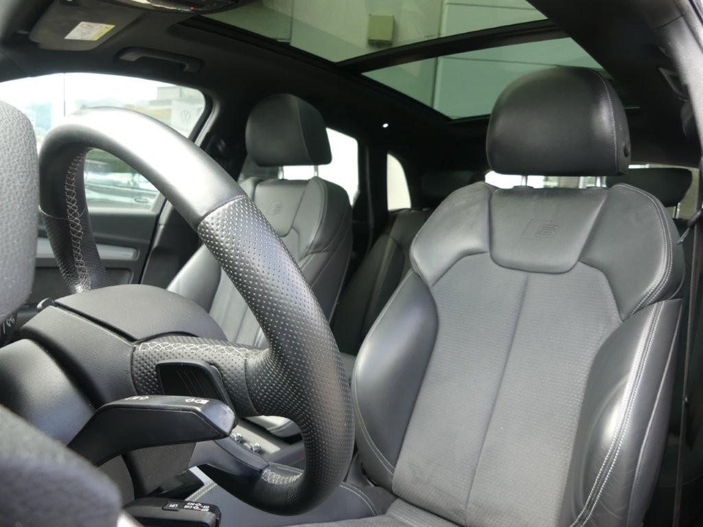AUDI Q5 40 TDI Black Edition quattro S-tronic-image-9