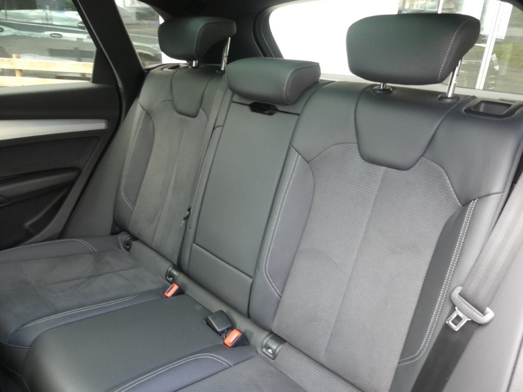AUDI Q5 40 TDI Black Edition quattro S-tronic-image-11