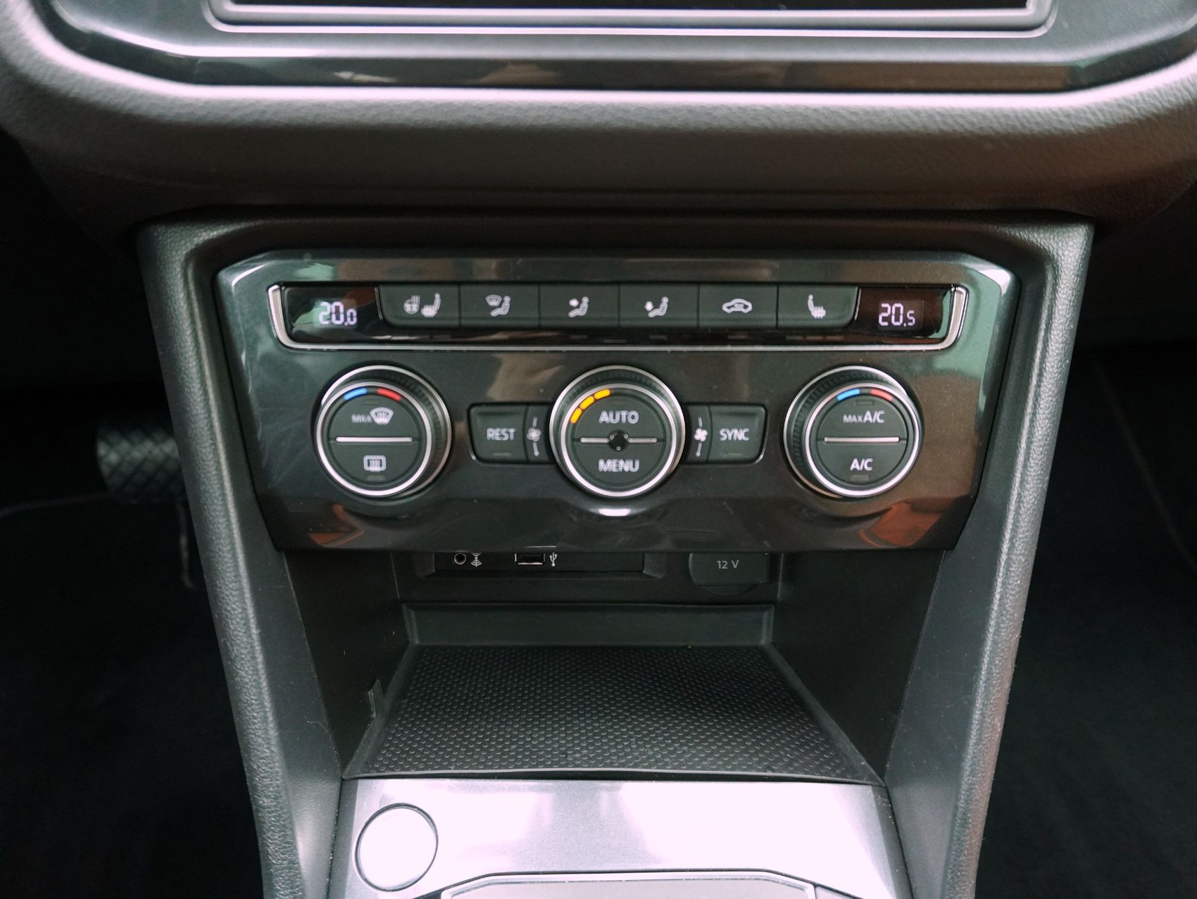 VW Tiguan 2.0 TDI DSG R-Line 4Motion-image-13