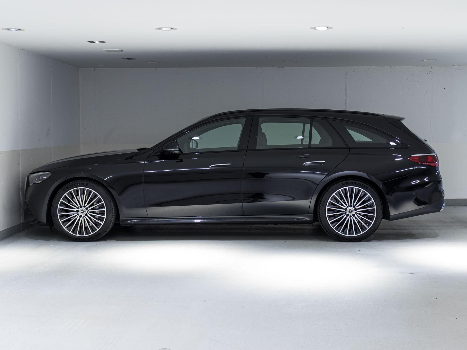 MERCEDES-BENZ E 220 d 4MATIC T-Modell-image-4