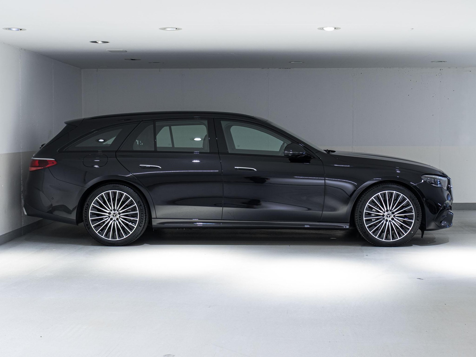 MERCEDES-BENZ E 220 d 4MATIC T-Modell-image-1