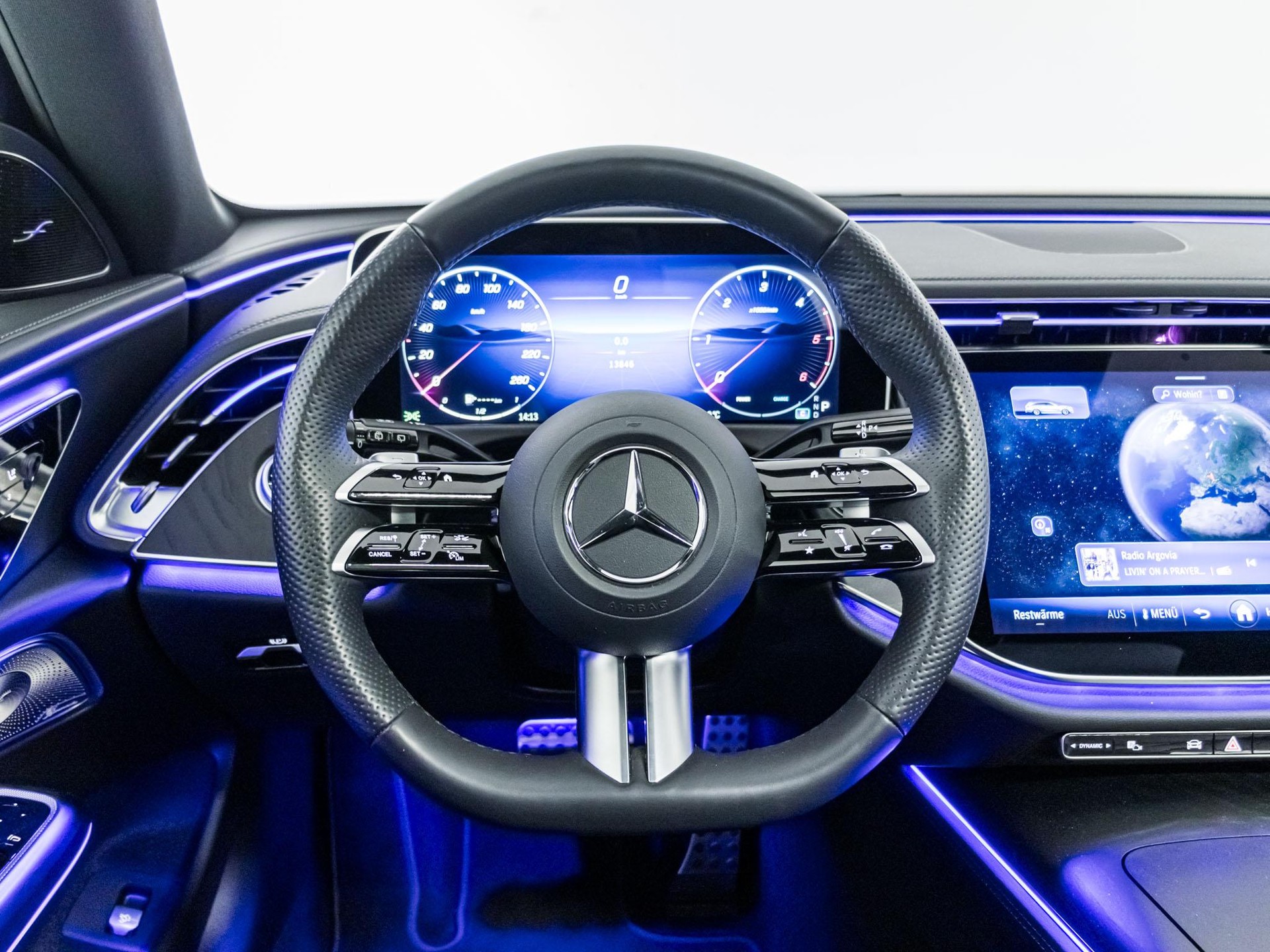 MERCEDES-BENZ E 220 d 4MATIC T-Modell-image-11