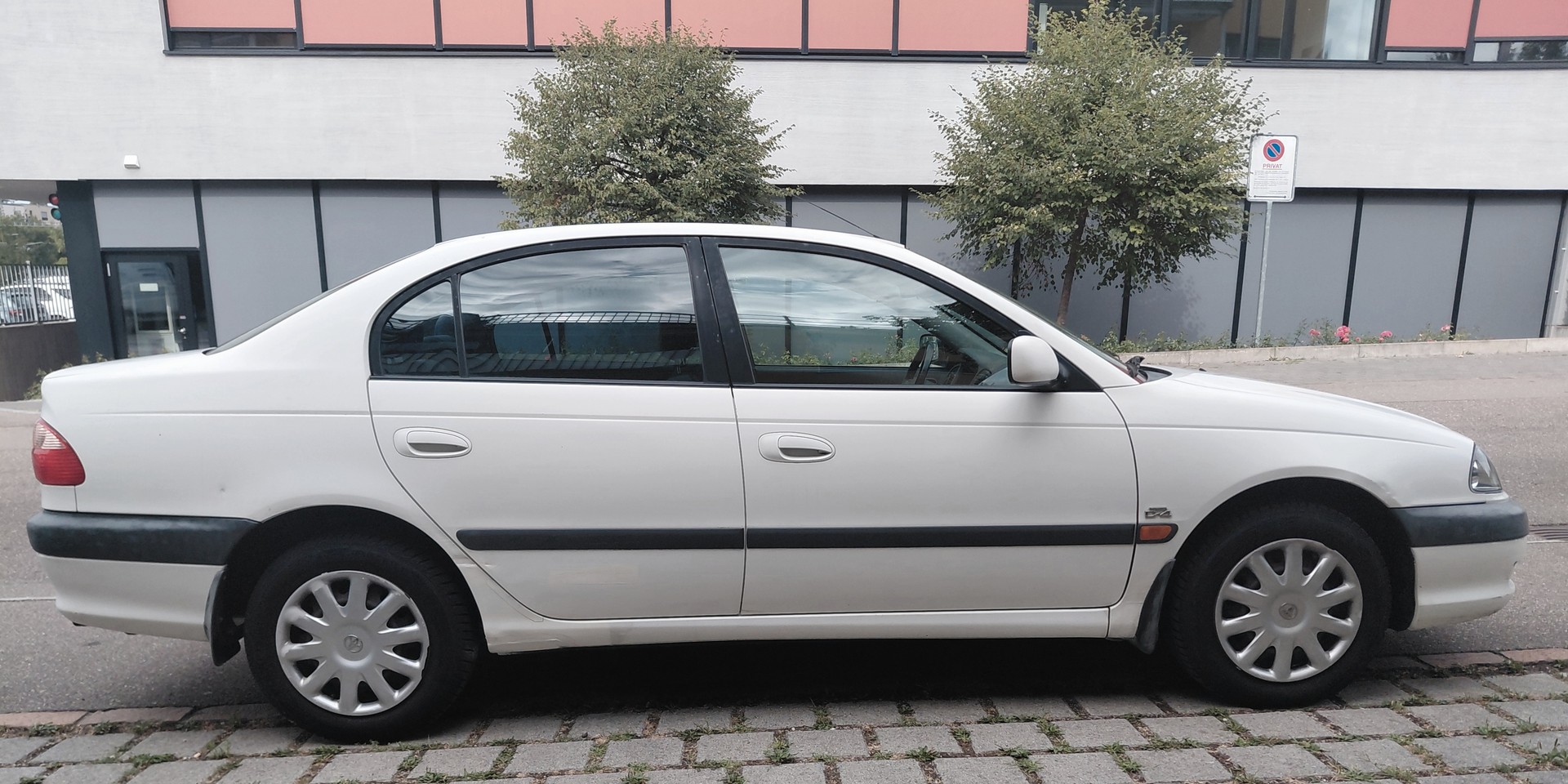 TOYOTA Avensis 2.0 VVT-i Linea Sol Sedan-image-3