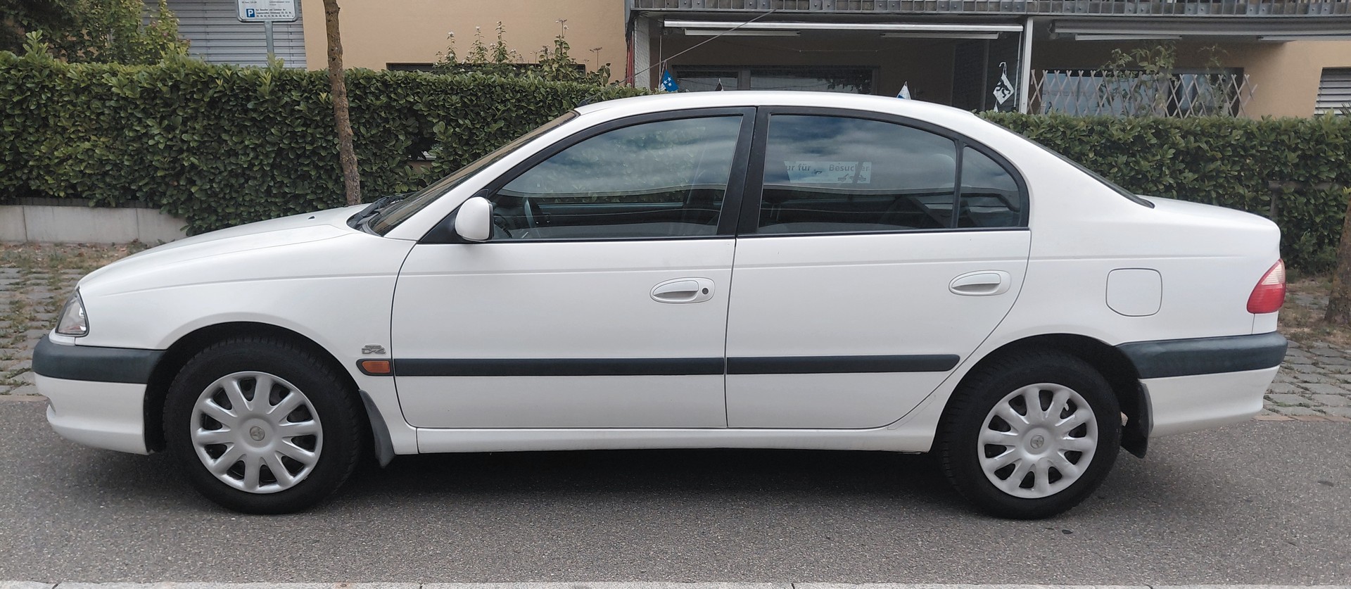 TOYOTA Avensis 2.0 VVT-i Linea Sol Sedan-image-4