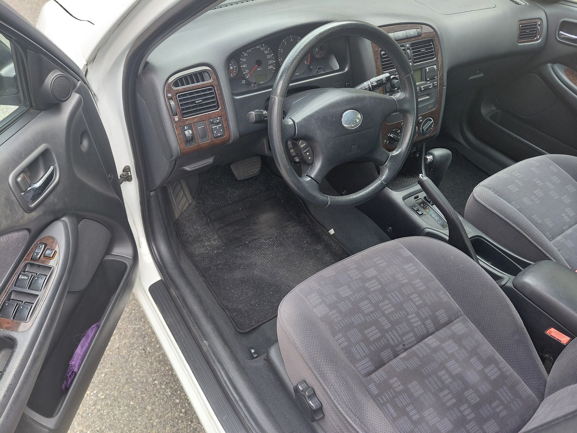 TOYOTA Avensis 2.0 VVT-i Linea Sol Sedan-image-9