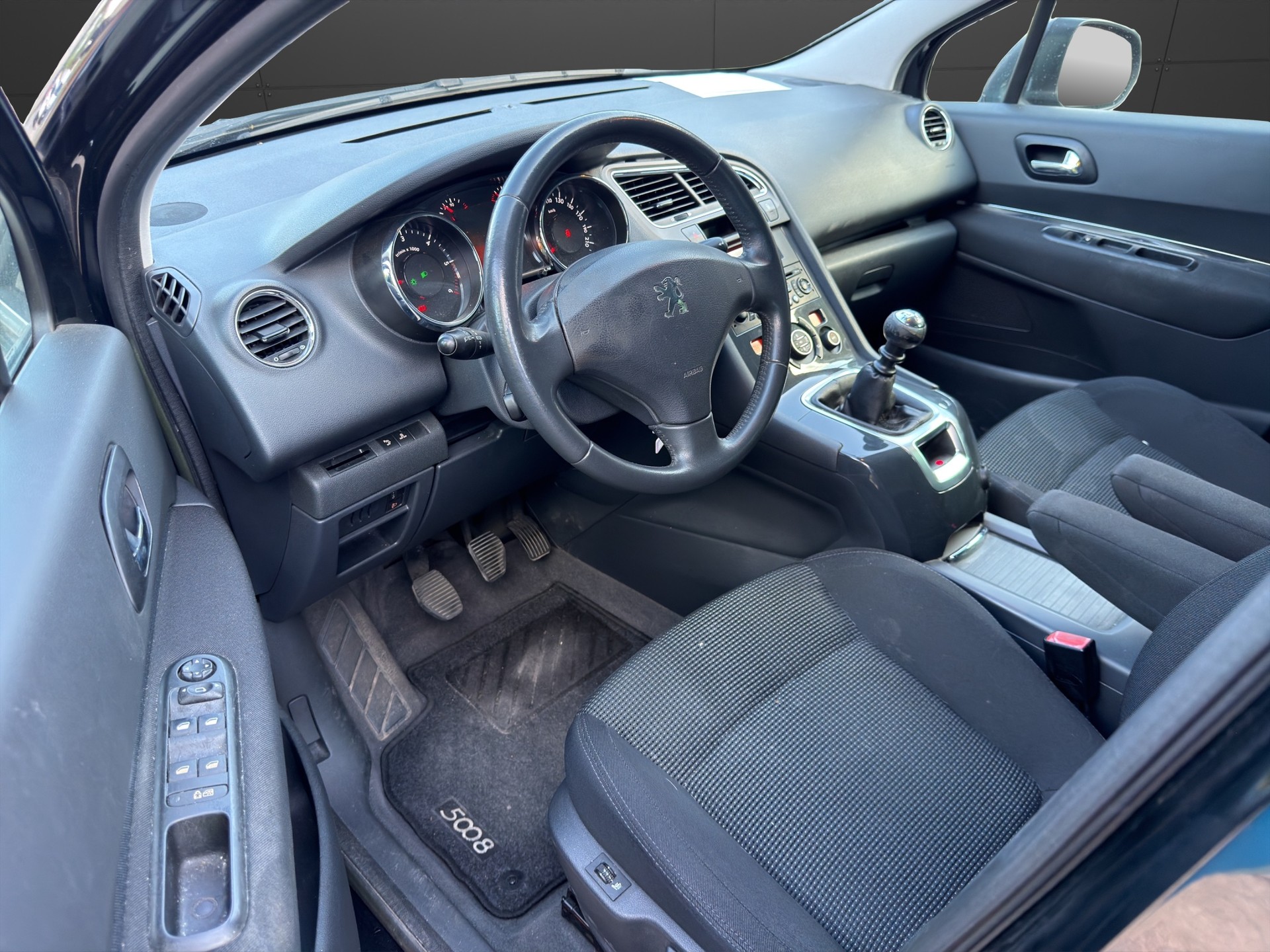 PEUGEOT 5008 2.0 HDI Sport-image-8
