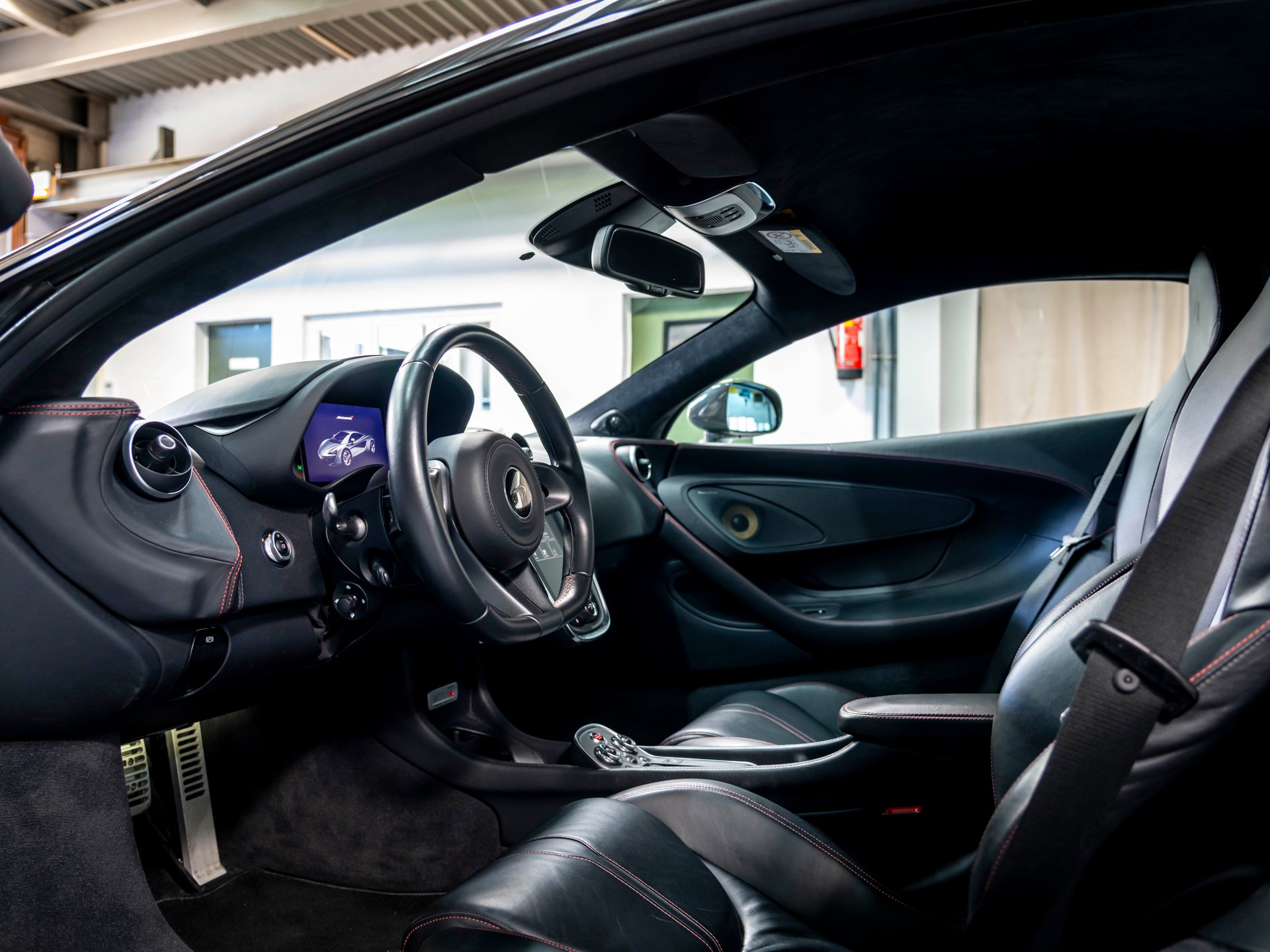 McLAREN 570S Coupé 3.8 V8 SSG-image-15