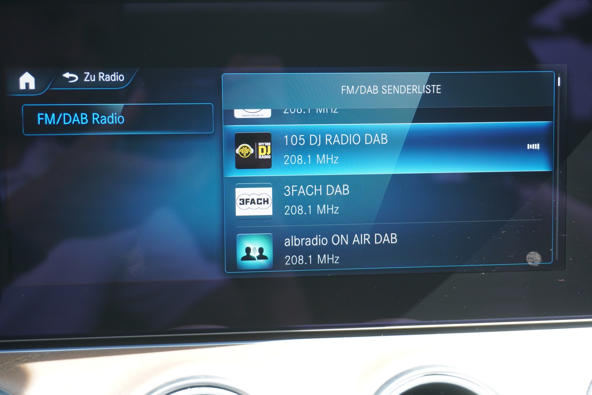 MERCEDES-BENZ E 300 de T 4Matic AMG Line 9G-Tronic-image-30