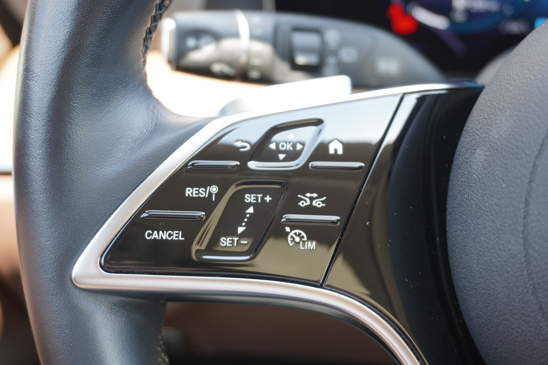 MERCEDES-BENZ E 300 de T 4Matic AMG Line 9G-Tronic-image-38