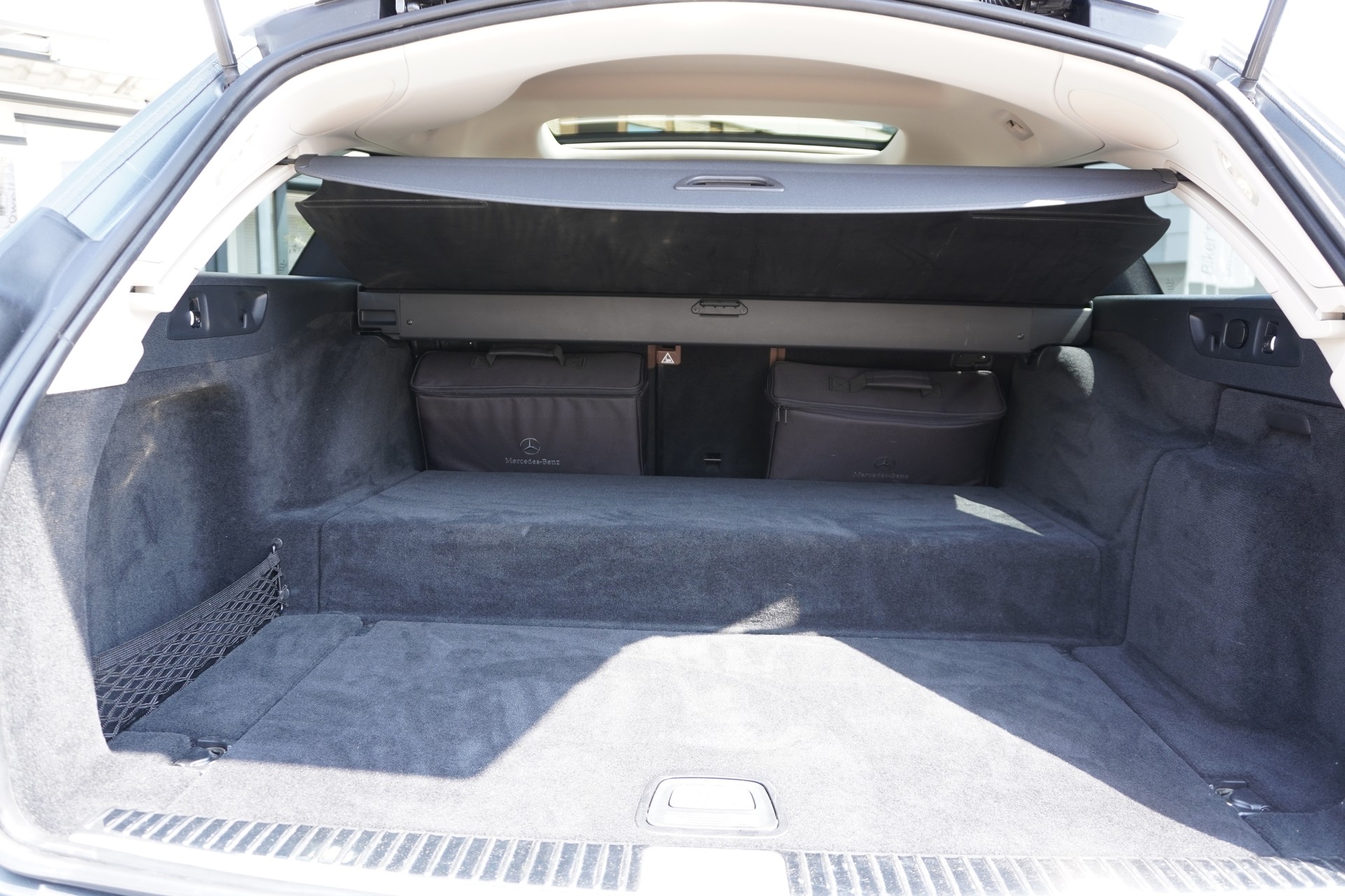 MERCEDES-BENZ E 300 de T 4Matic AMG Line 9G-Tronic-image-10