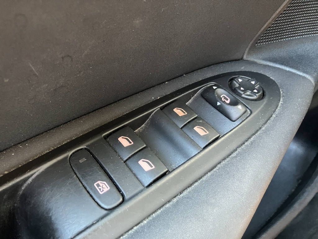 CITROEN C4 1.6 e-HDi 115 Black Top EGS-image-17