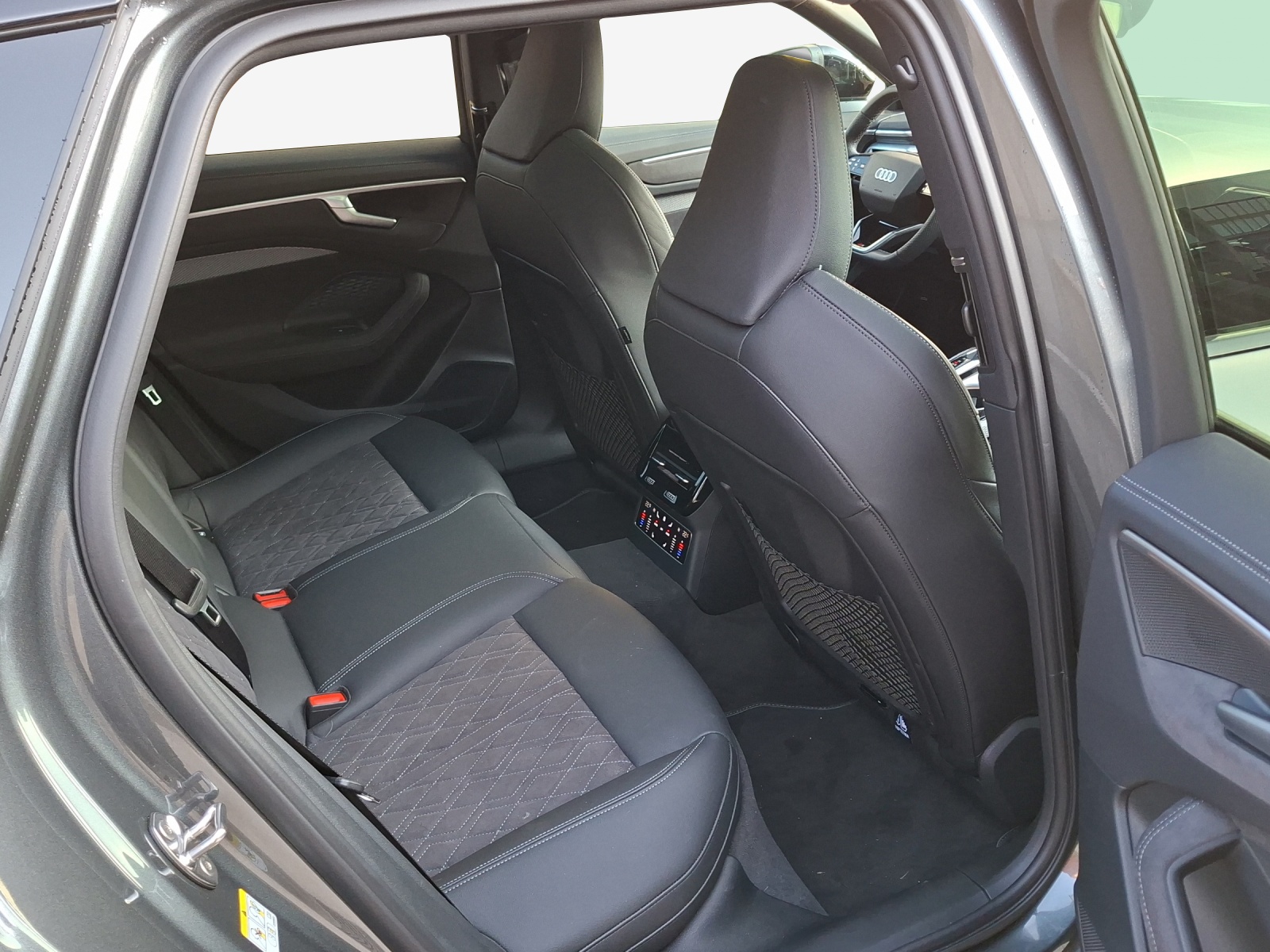 AUDI A6 Avant TDI quattro 150 kW S tronic-image-13