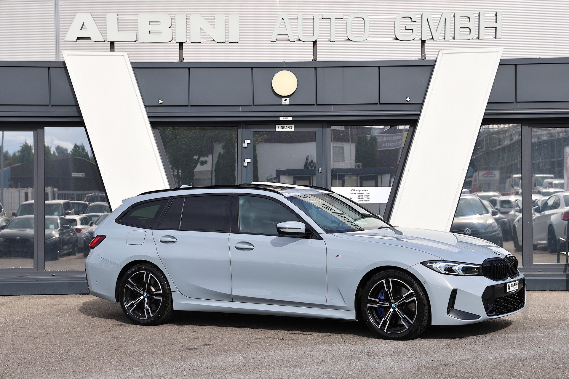 BMW 330i M-Sport xDrive SAG Touring-image-2
