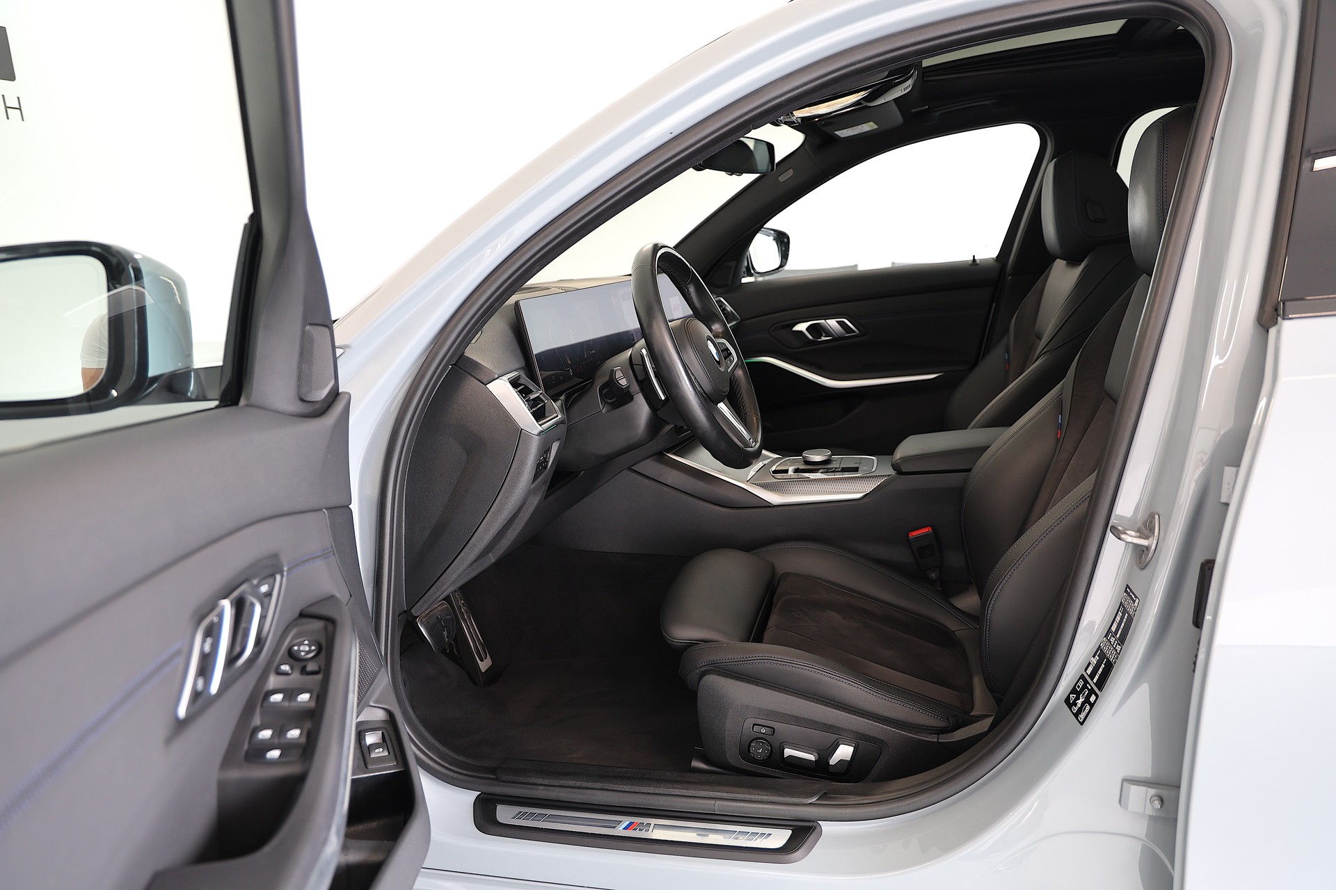 BMW 330i M-Sport xDrive SAG Touring-image-6