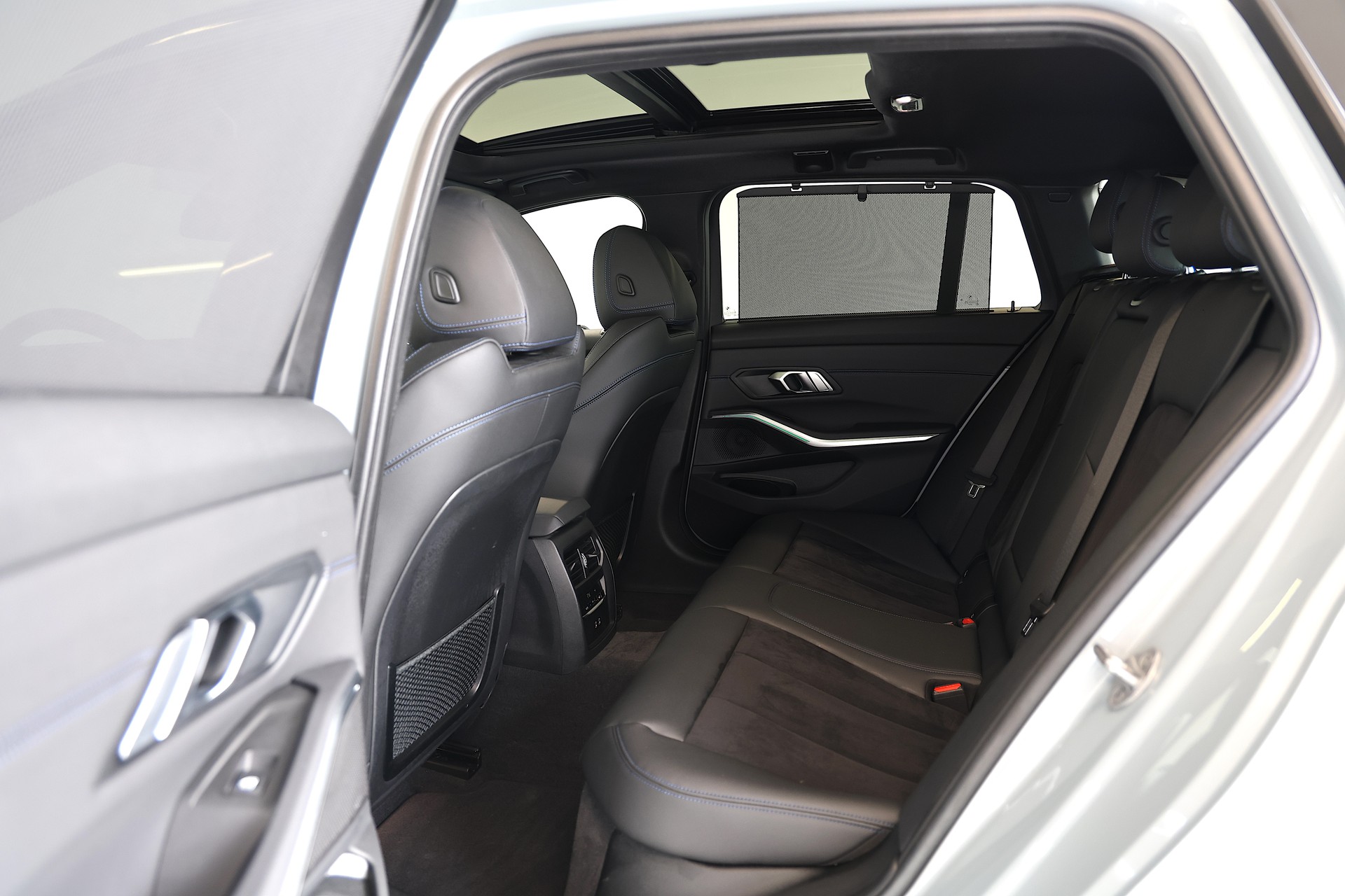 BMW 330i M-Sport xDrive SAG Touring-image-15