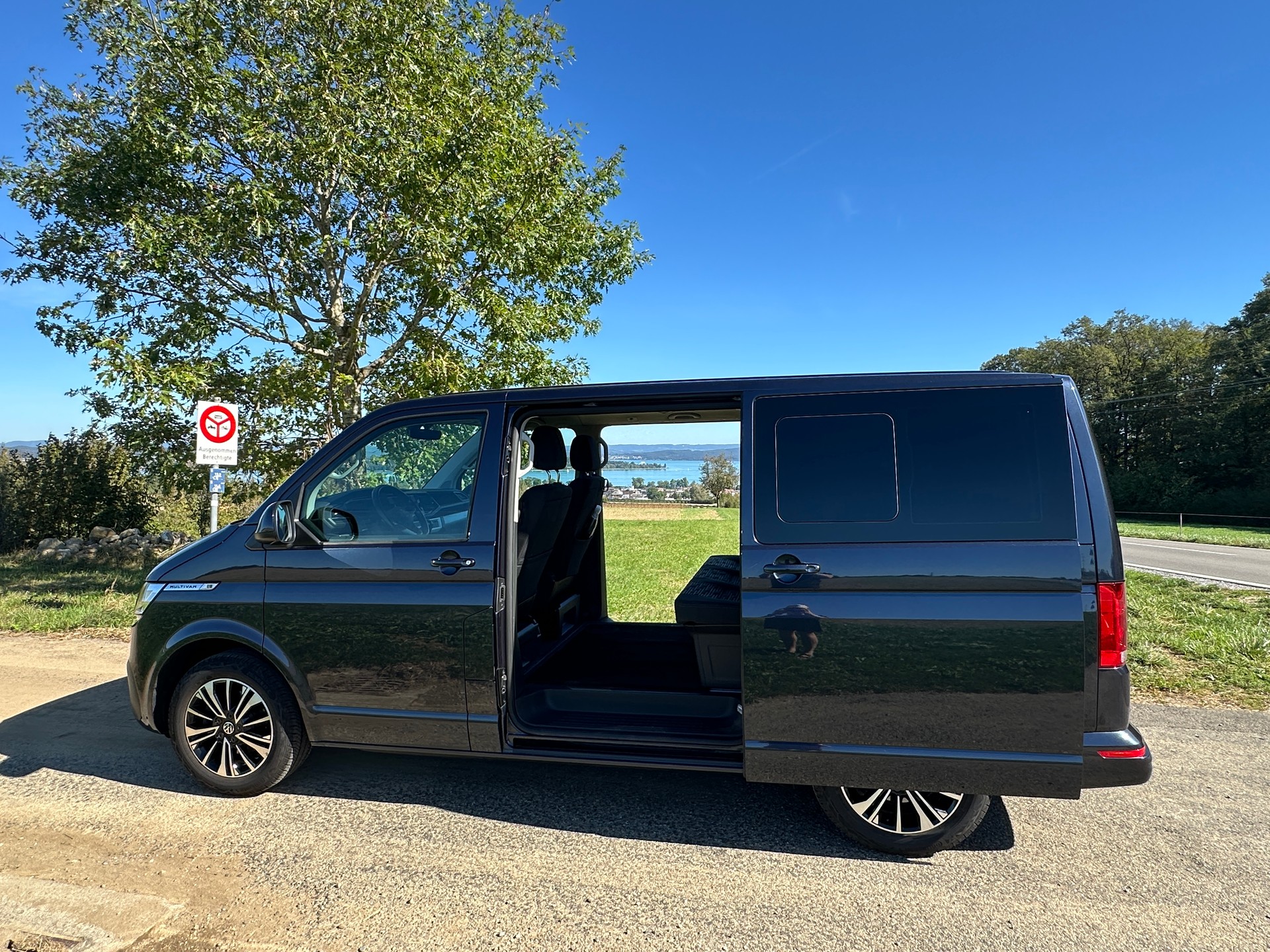 VW VW T6.1 Multivan 2.0 TDI 150 Comfortline DSG * Schiebetüre links und rechts * Zahnriemen getauscht * MFK * Quality 1 Garantie-image-1