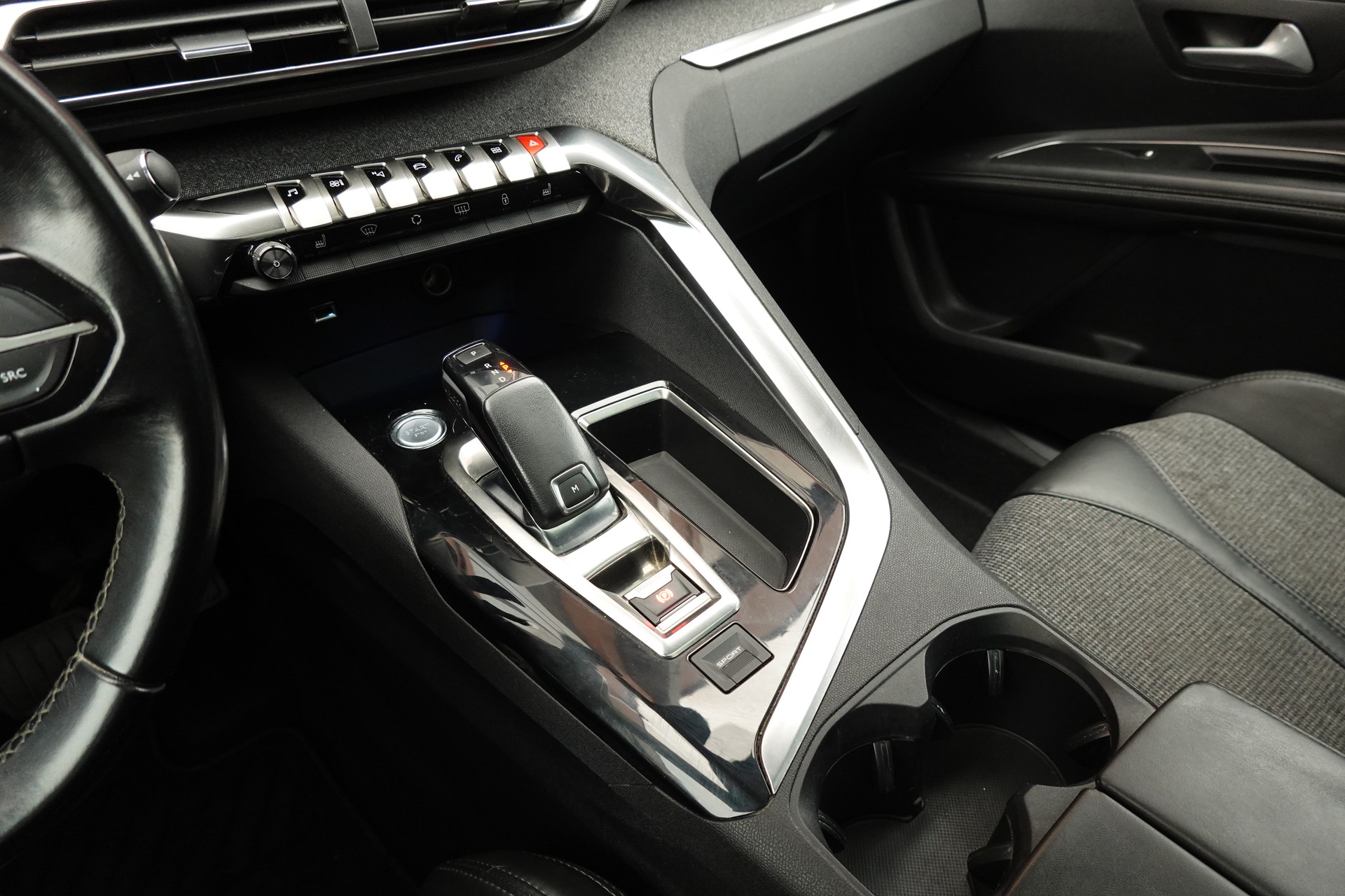 PEUGEOT 3008 1.2 PureTech "* CH Auto * Toit Panoramique * Climatisation Bi-zone * GPS * Aide au Stationnement * Cuir / Tissu *"-image-16