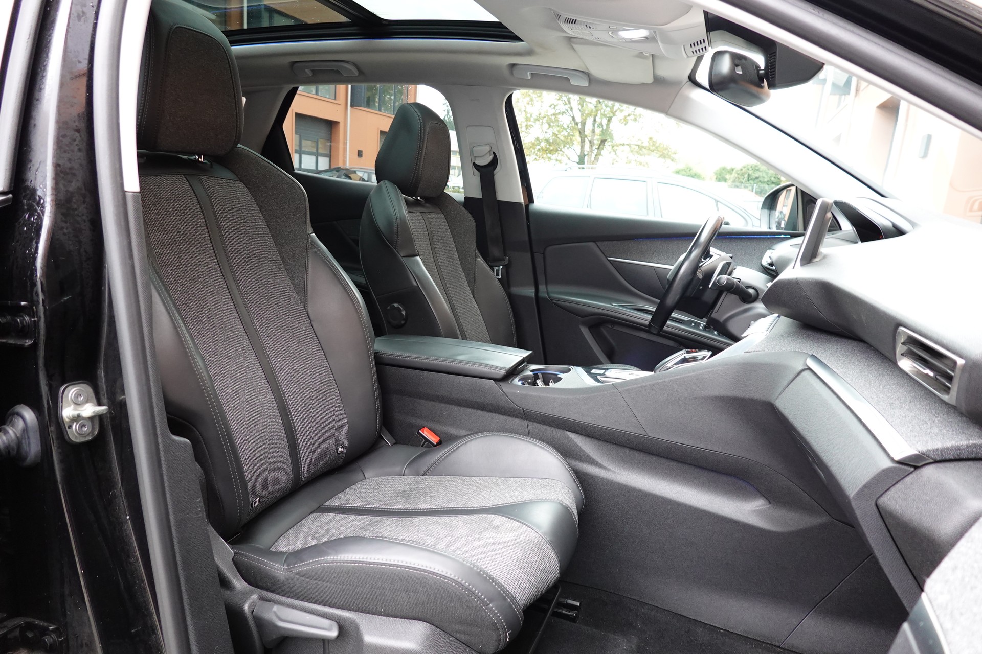 PEUGEOT 3008 1.2 PureTech "* CH Auto * Toit Panoramique * Climatisation Bi-zone * GPS * Aide au Stationnement * Cuir / Tissu *"-image-23